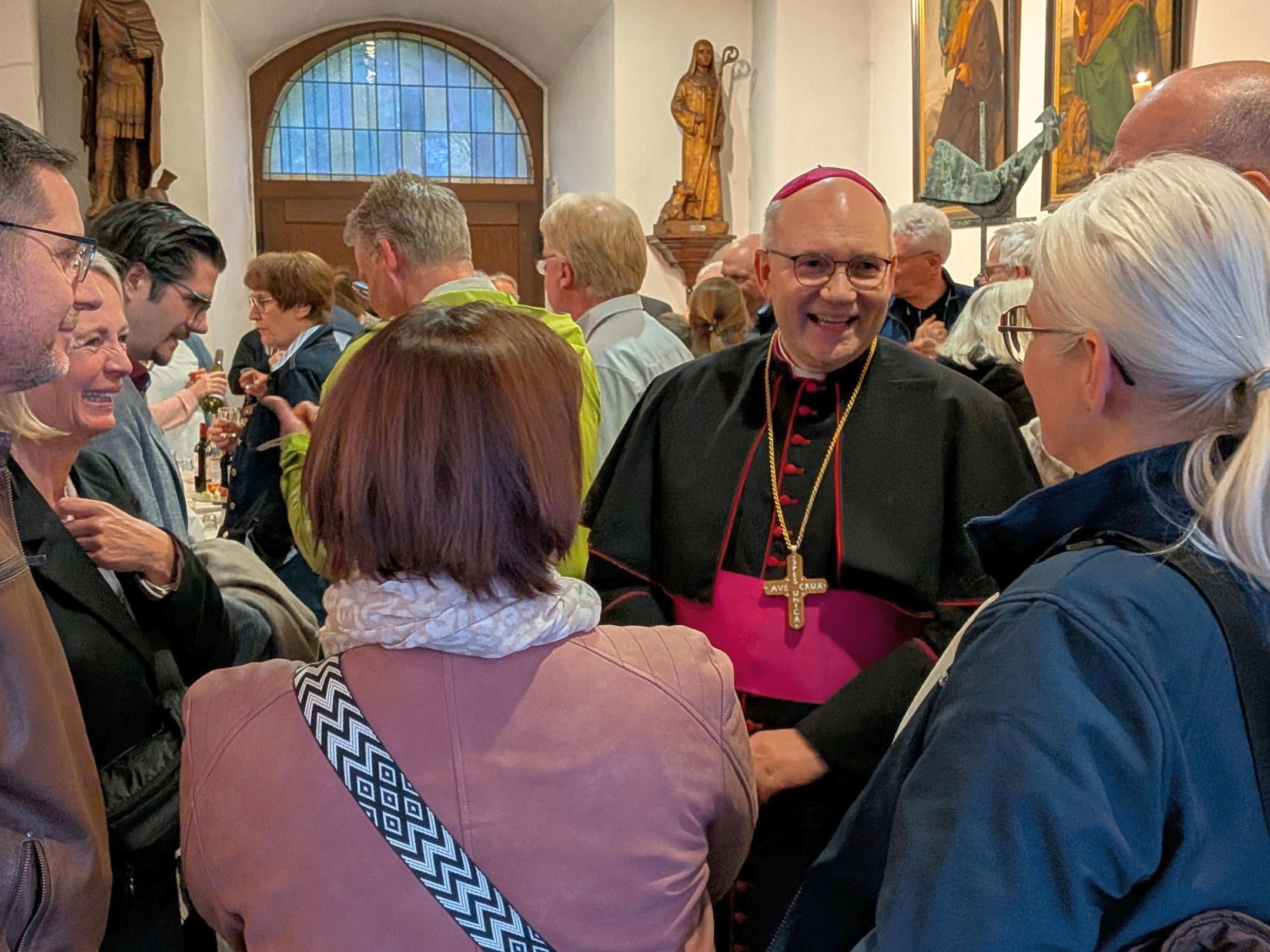 Miteinander ins Gespräch kommen: Das ist Bischof Dr. Helmut Dieser bei den Begegnungen im Pastoralen Raum Herzogenrath wichtig.