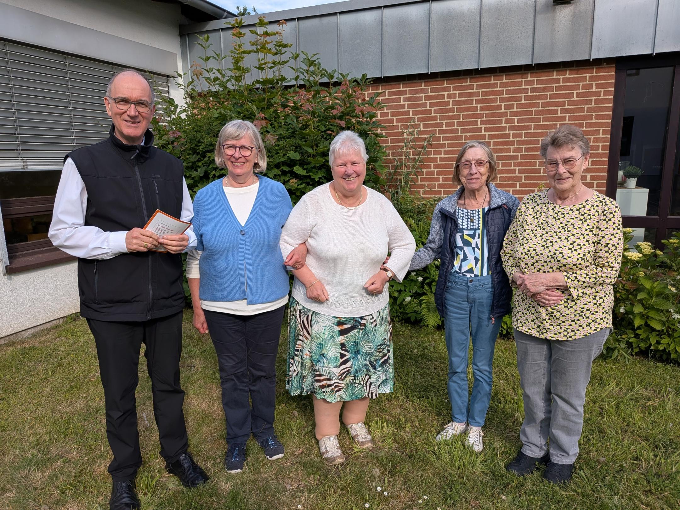 Der Vorstand der kfd St. Helena freute sich über den Besuch und die wertschätzenden Worte des Weihbischofs.