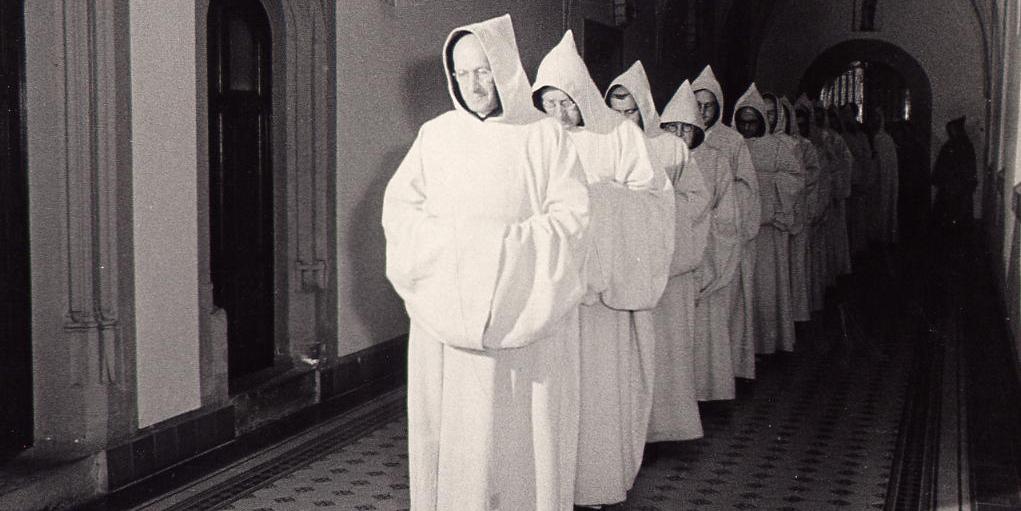 altes Bild Mönch im Kreuzgang