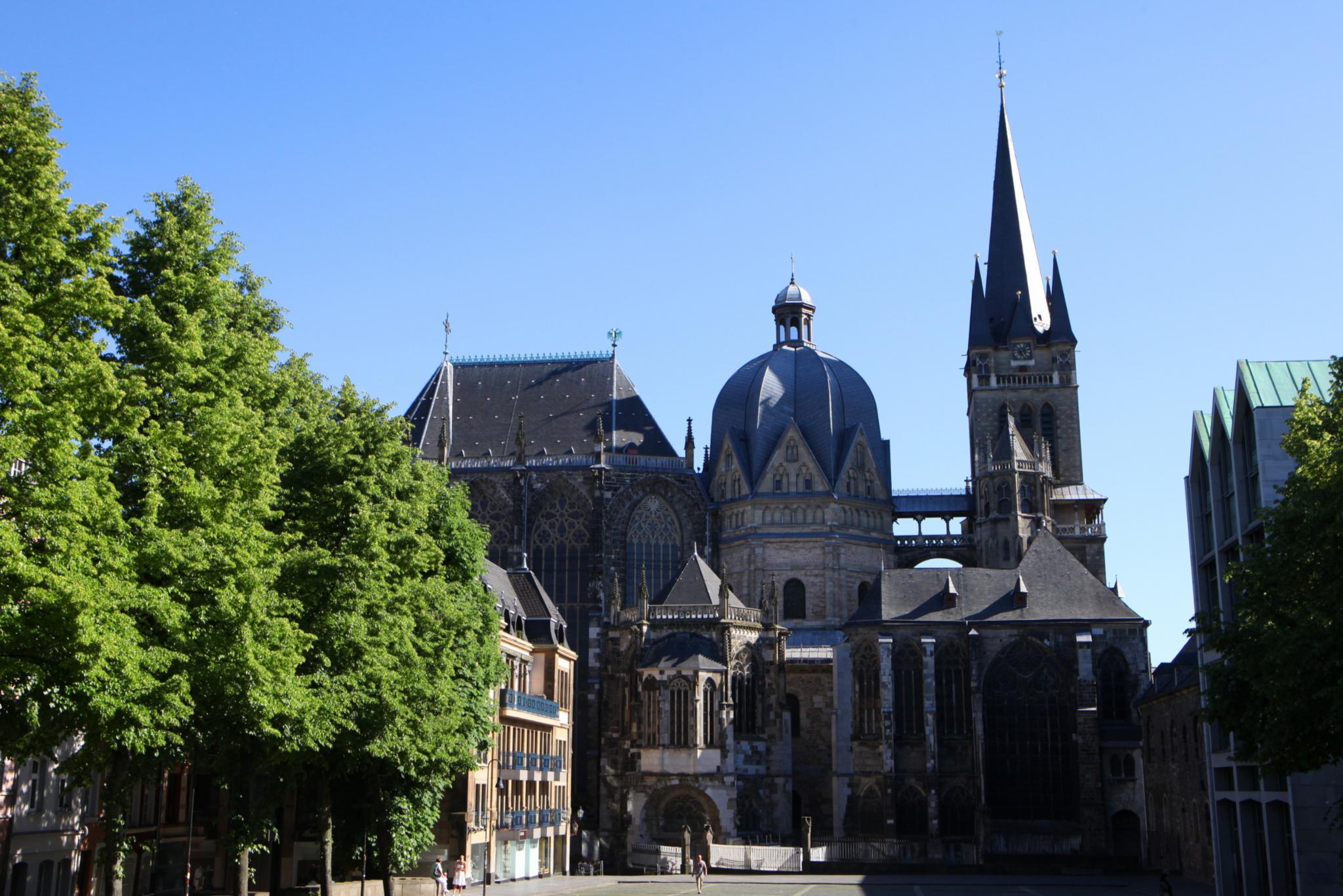 Außenansicht des Aachener Doms (vom Rathaus aus gesehen)