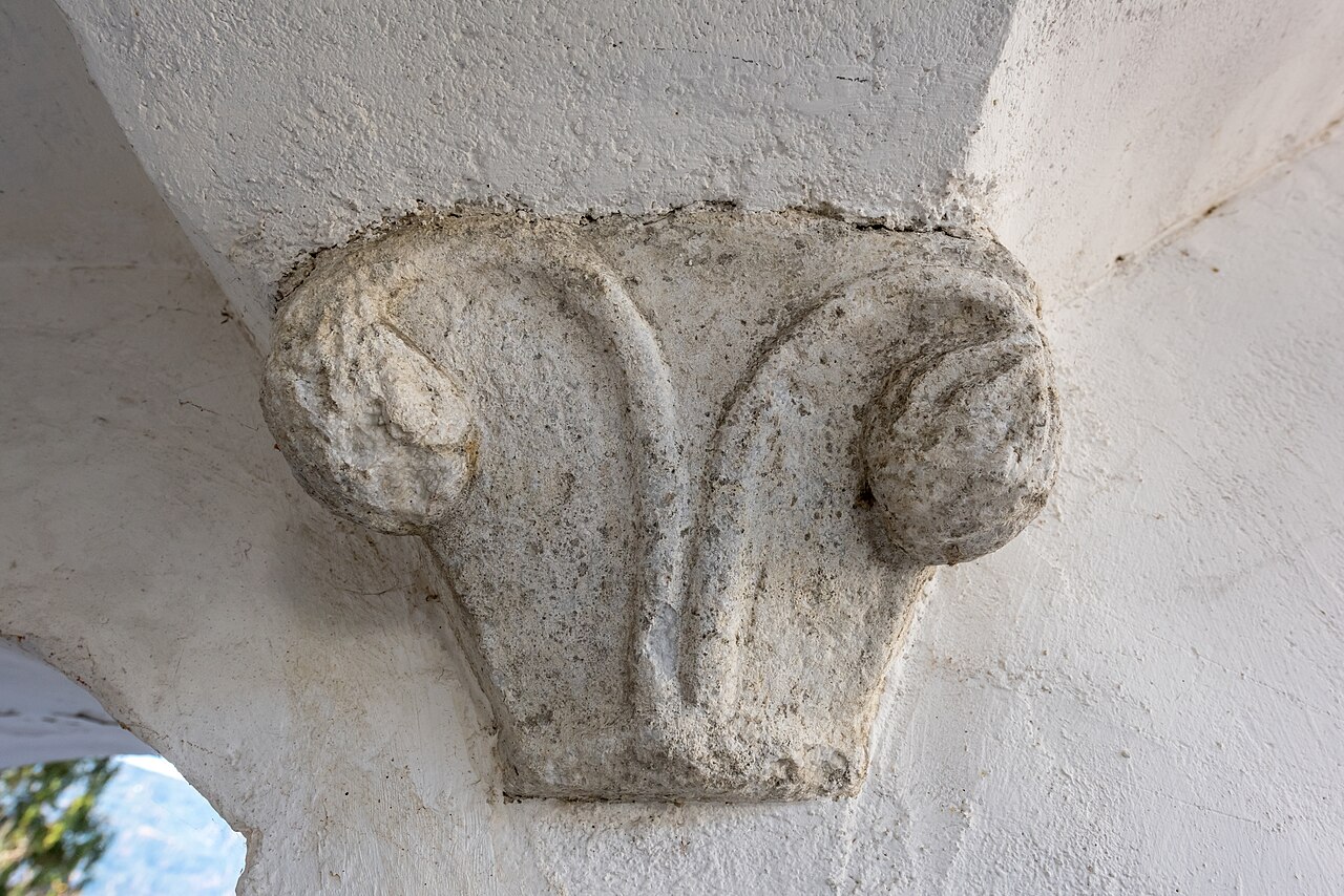Ein Säulenkapitell an der Stiftskirche in Ossiach.