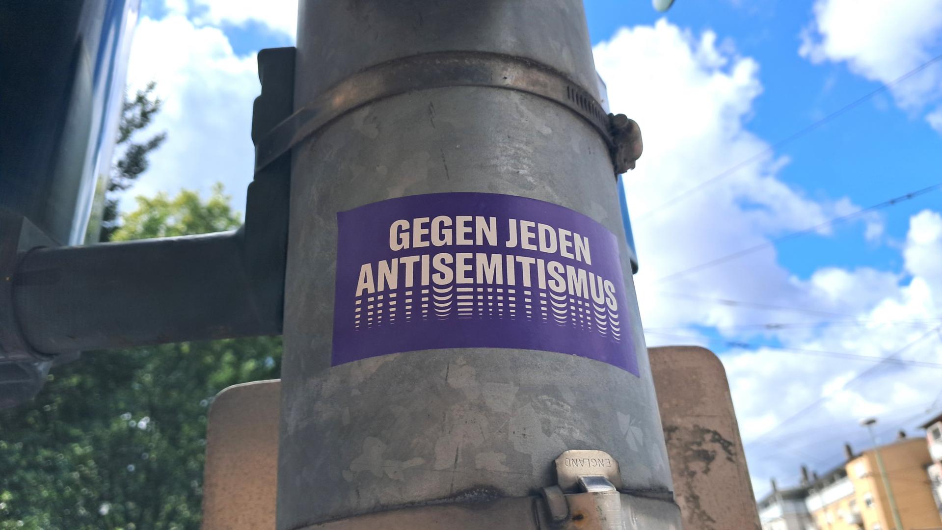 Aufkleber auf einer Straßenlaterne: 'Gegen jeden Antisemitismus.'