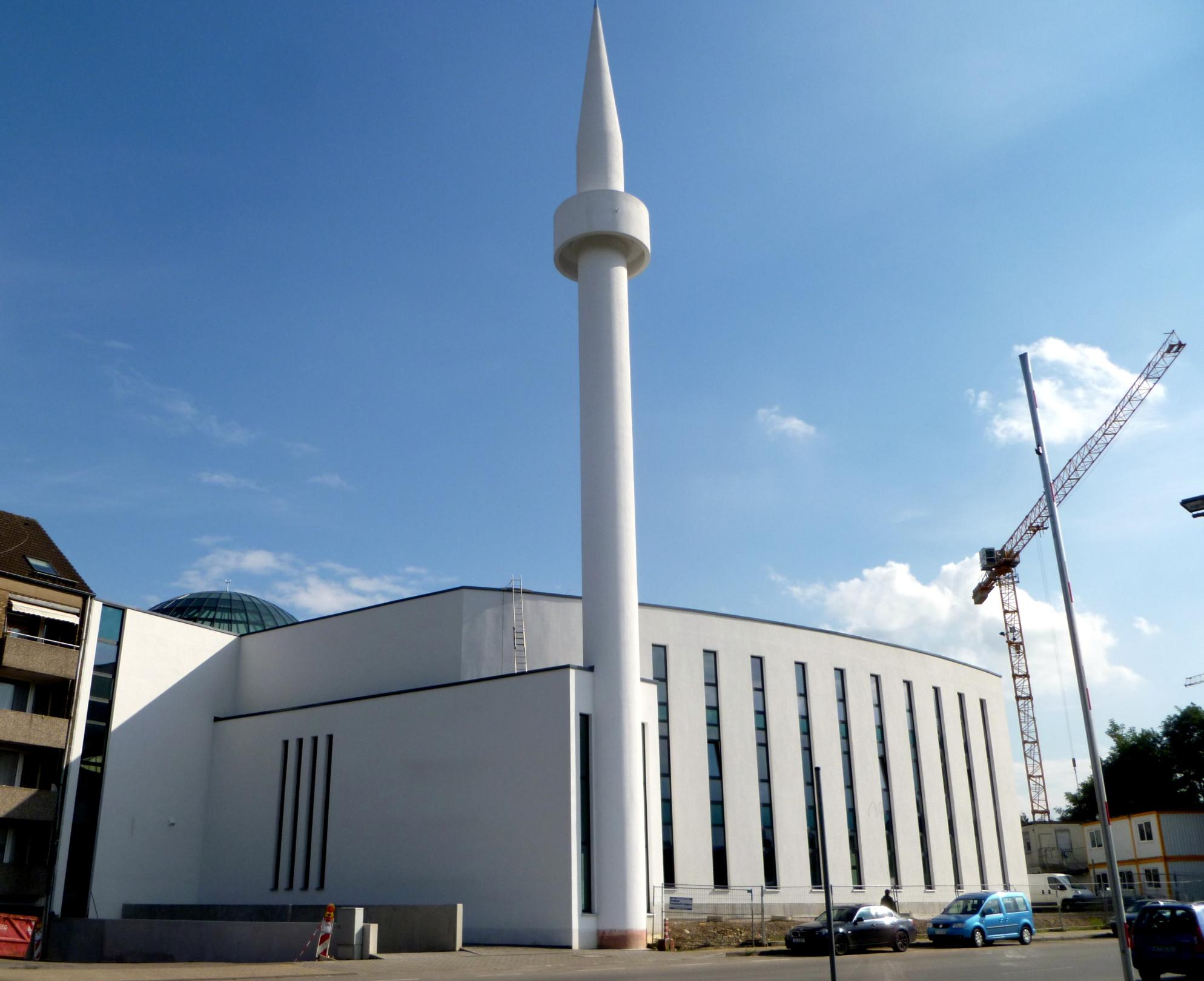 Moscheegebäude mit einem Kran dahinter.