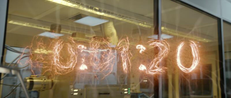Szene aus der Serie '3 Body Problem': Lichtteilchen geben die Zeit zu einem Countdown an.