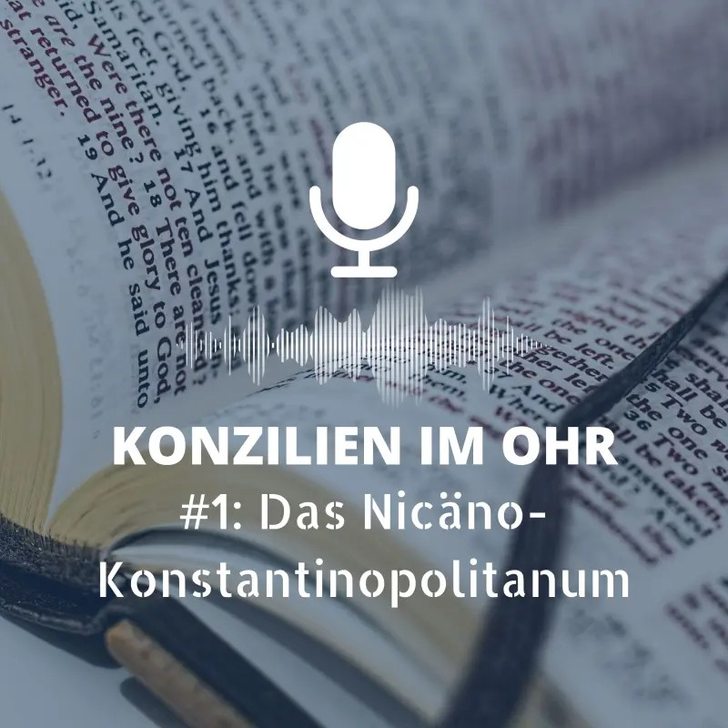 Symbol eines Mikrofons vor aufgeschlagener Bibel mit dem Text: 'Konzilien im Ohr #1: Das Nicäno-Knstantinopolitanum'