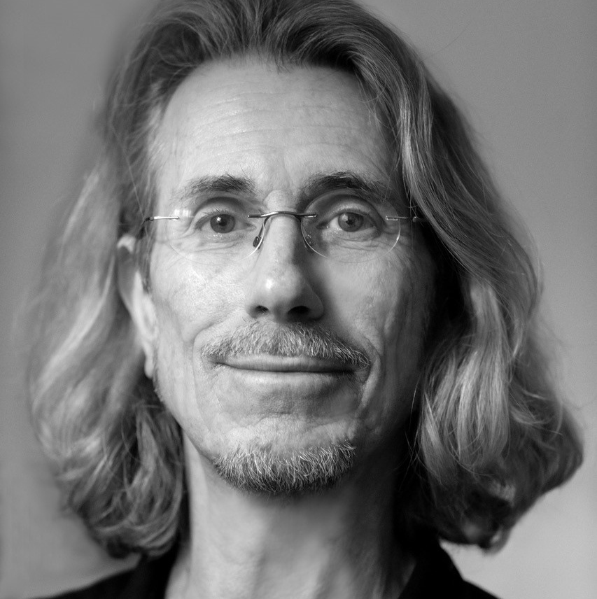 Porträt eines Mannes, es zeigt den israelischen Autor Igal Avidan.