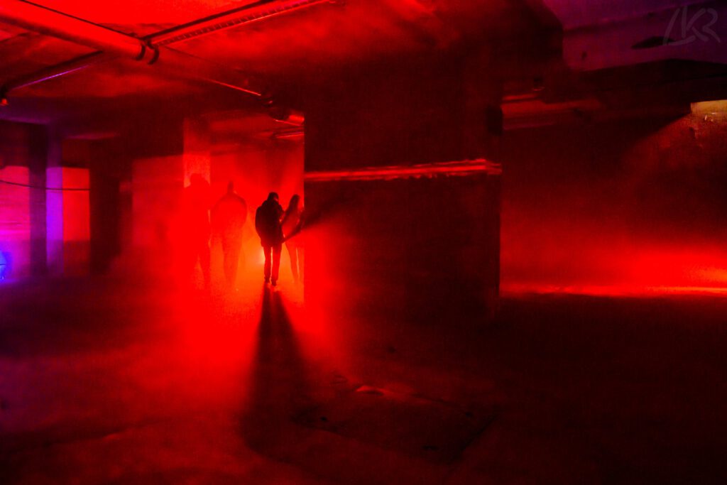 Blick in einen Bunker aus dem Zweiten Weltkrieg in Aachen, matt erleuchtet.