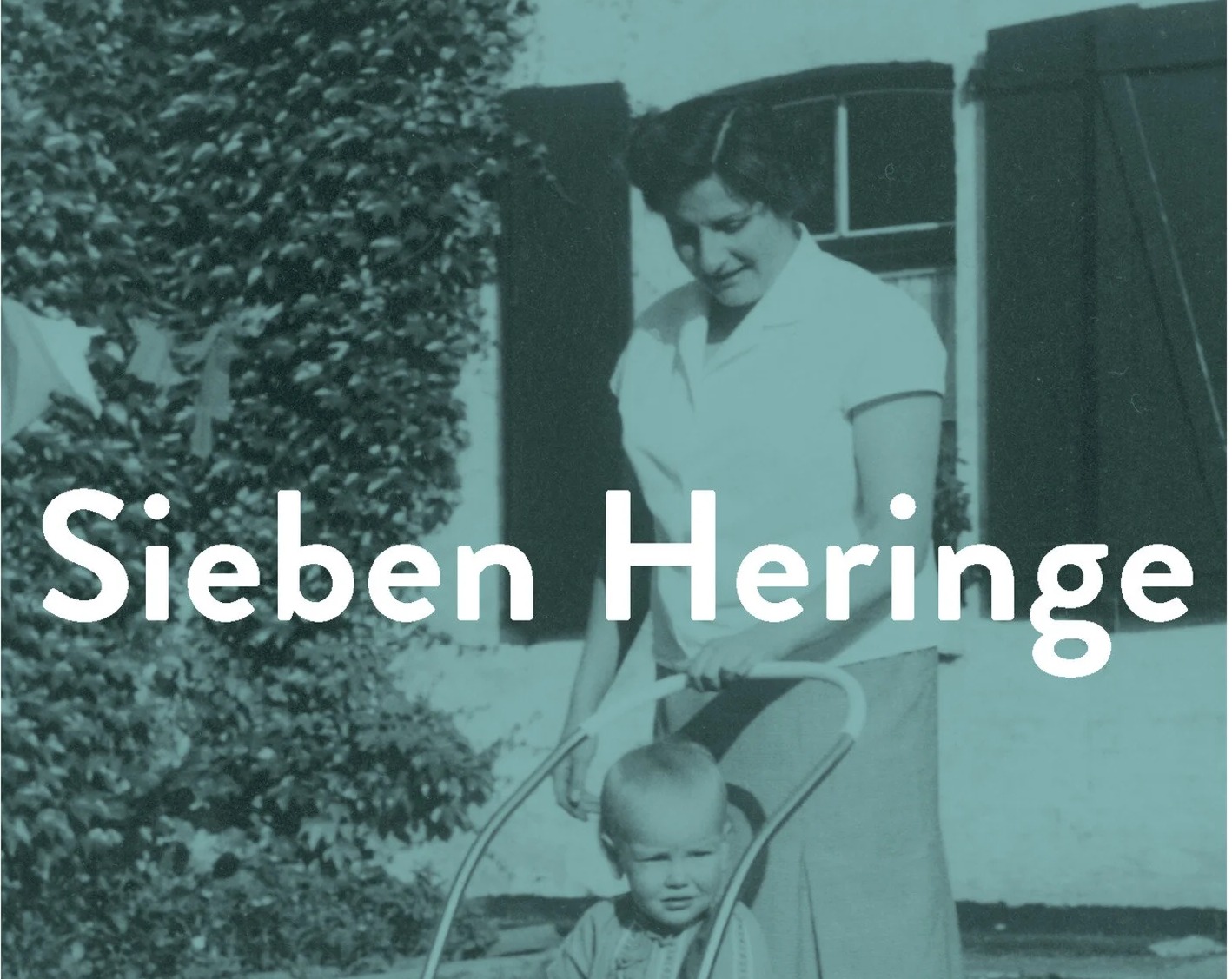 Foto: Mutter mit Kind im Kinderwagen, es zeigt den Autor Jürgen Wiebicke und ist das Cover seines Buches über die Geschichte seiner Mutter, 'Sieben Heringe' (als Schrift über dem Bild).