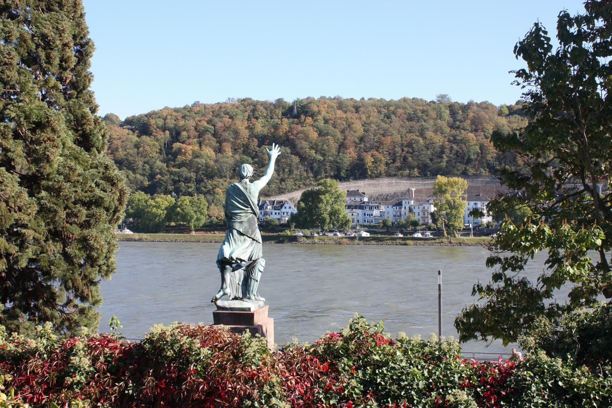Statue eines Mannes (Joseph Görres) aus Bronze, von hinten betrachtet, die Statue steht mit dem Gesicht zum Rhein