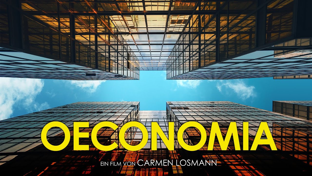 Plakat zum Dokumentarfilm 'OECONOMIA', Blick von unten in den Himmel an den Fassaden hoher Bankgebäude entlang.
