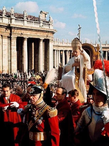 Papst Paul VI. während der Abschlussliturgie des Zweiten Vatikanischen Konzils am 8. Dezember 1965 auf dem Petersplatz im Vatikan auf der „sedia gestatoria“.