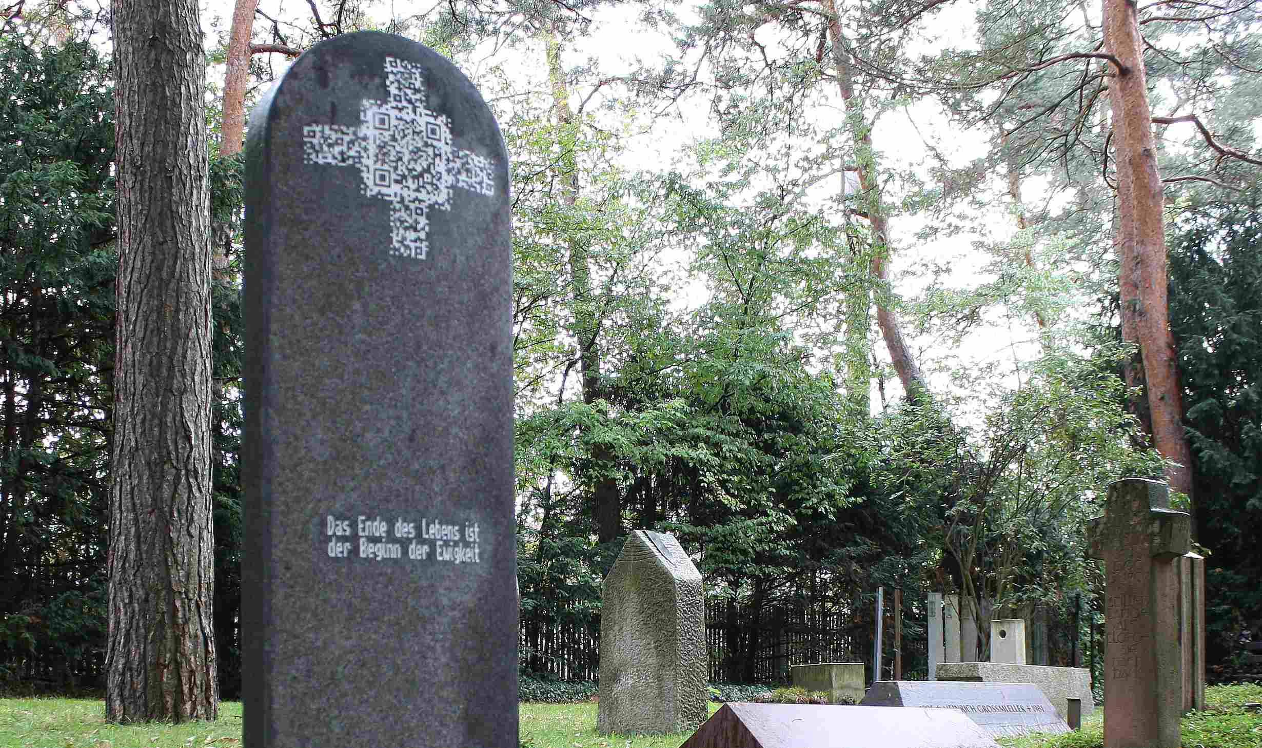 Grabstein mit QR-Code, 2011, Steinmetzwerkstatt des Kölner Bildhauers und Steinmetzmeisters Andreas Rosenkranz