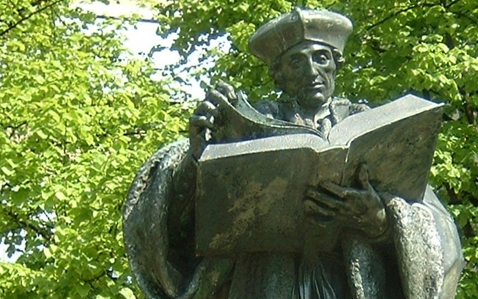 Eine Bronzestatue zeigt Erasmus von Rotterdam (ca. 1467-1536), lesend in einem großen bronzenen Buch.