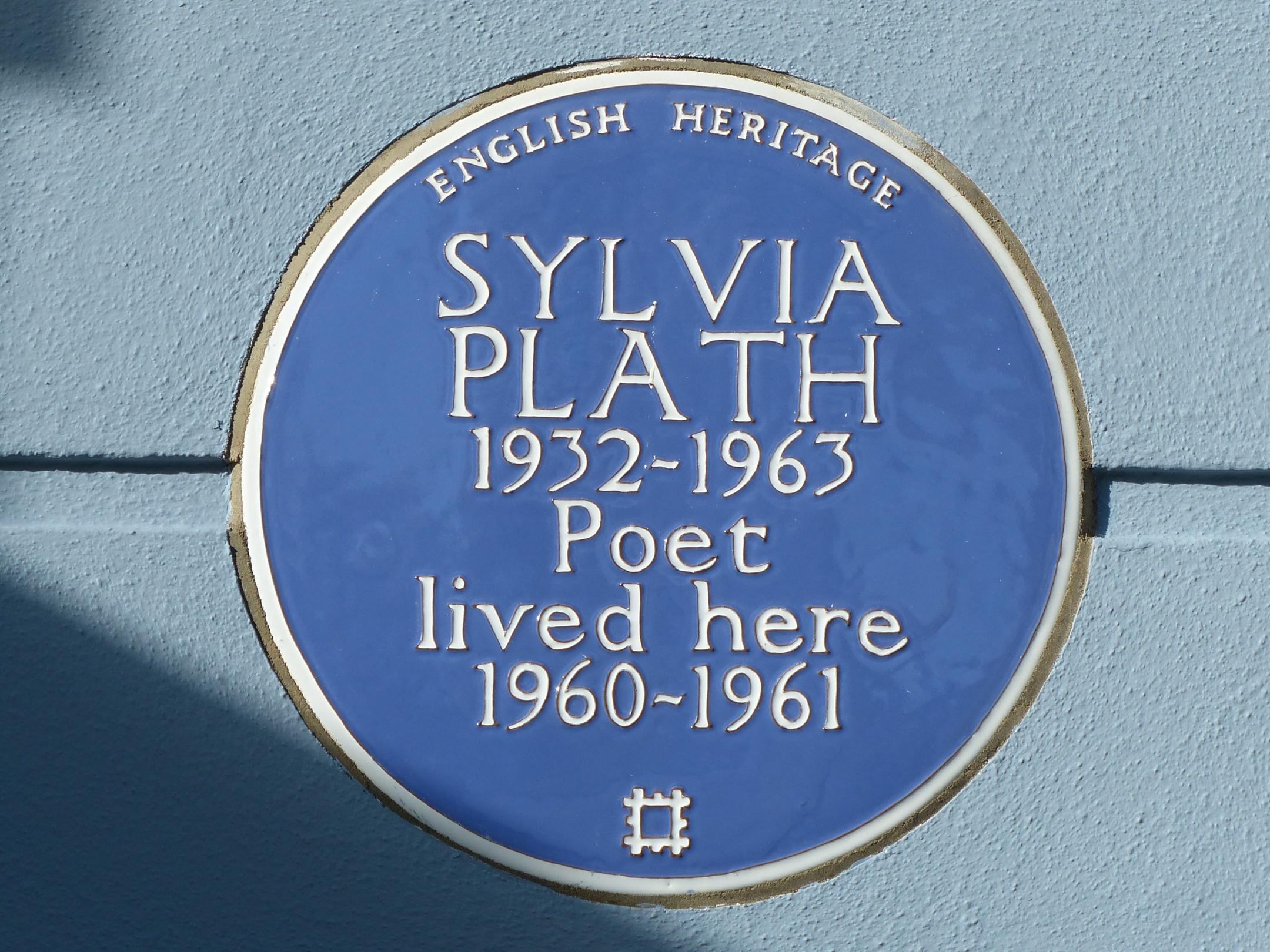 Plakette mit der Inschrift 'Sylvia Plath (1932-1963), Dichterin, lebte hier 1960-1961', angebracht an einem Haus in Camden