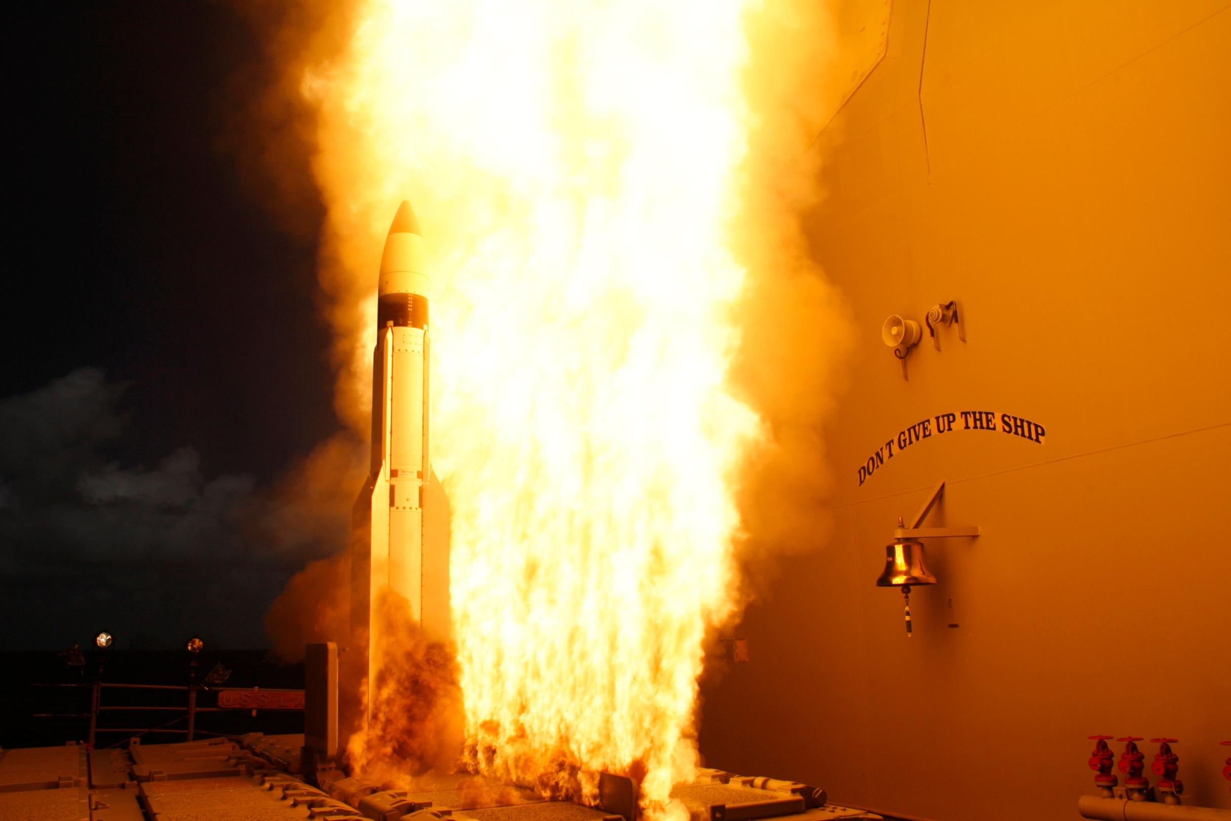 Eine Standard Missile-3 (SM-3) wird von der USS Lake Erie (CG 70) während eines Tests der Missile Defense Agency und U.S. Navy abgefeuert.