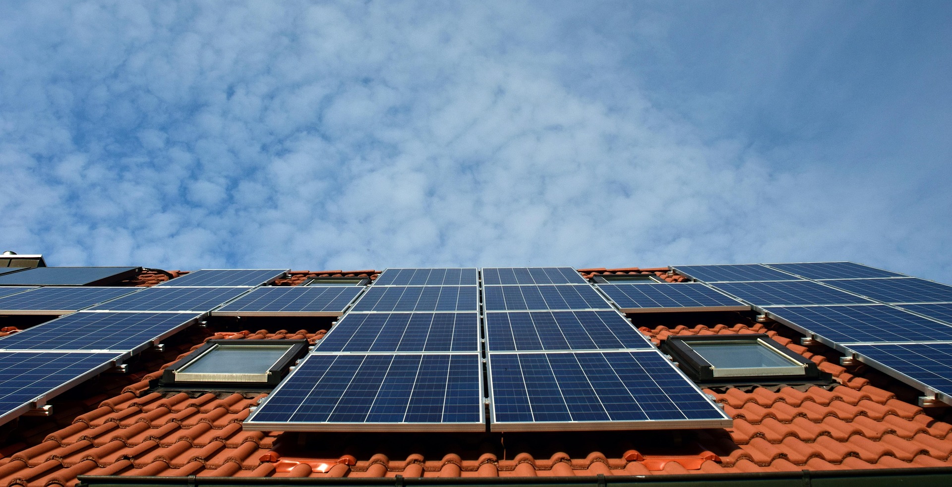 Hausdach mit Solarenergie-Paneelen.