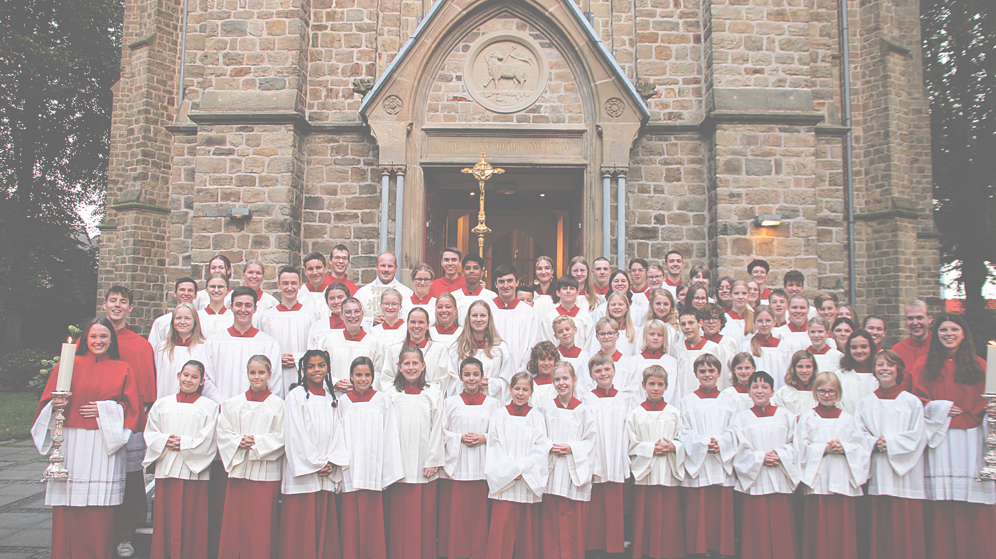 Sie sind eine starke Gemeinschaft, am Altar und bei gemeinsamen Aktionen und Aktivitäten: die Ministrantinnen und Ministranten aus St. Donatus.