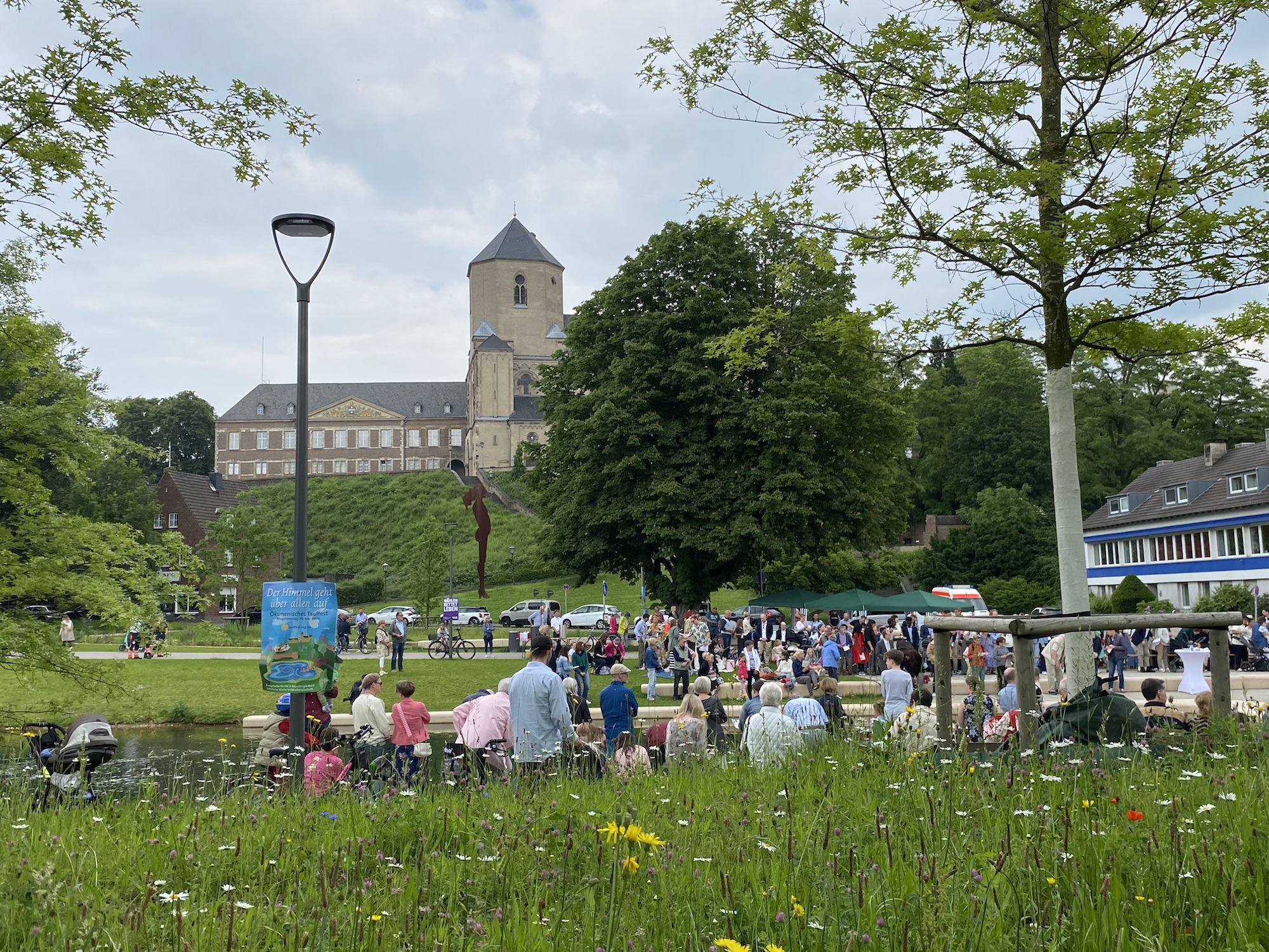 Gemeinschaft, wie hier beim ersten ökumenischen Tauffest in Mönchengladbach, ist ein zentrales Element des Glaubens.