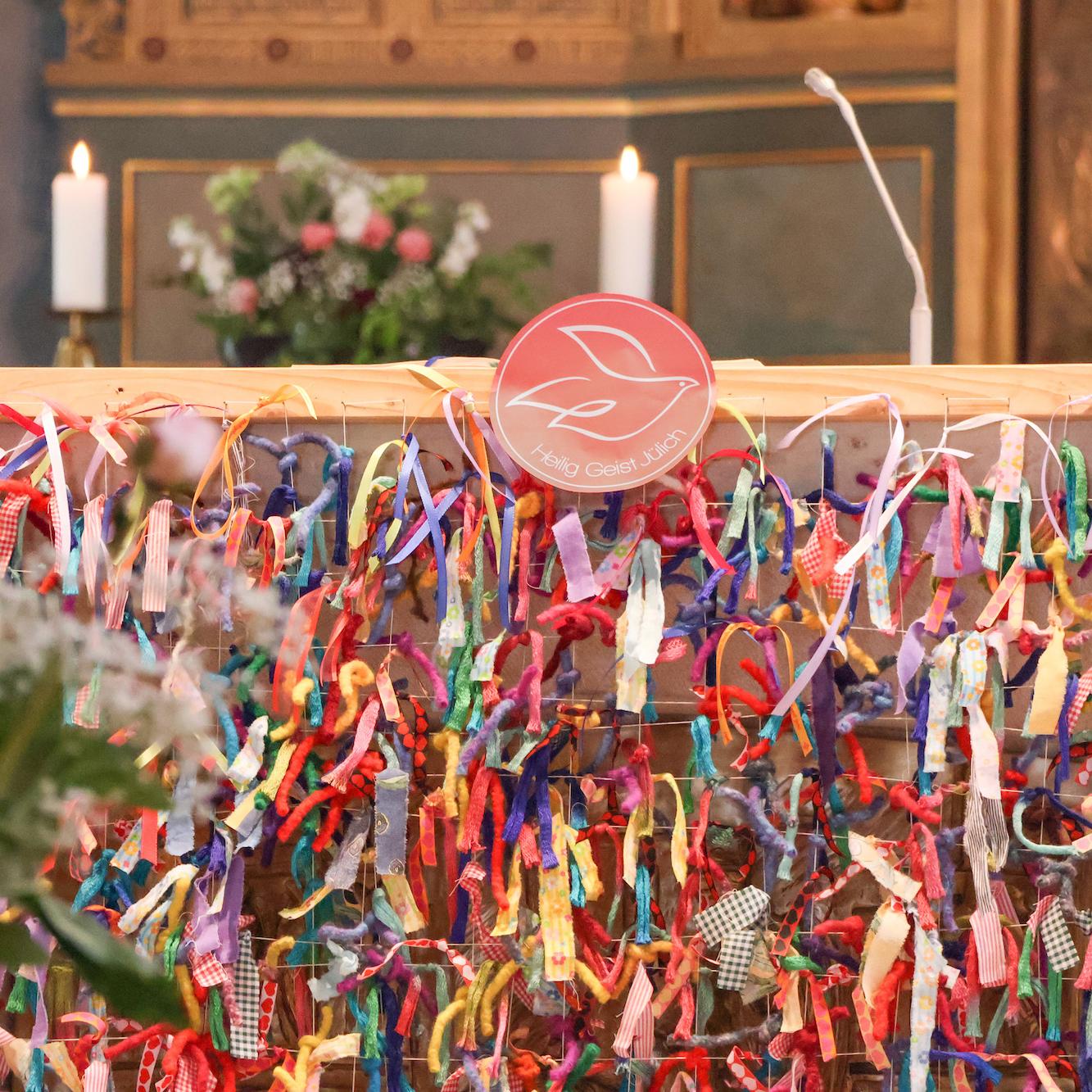 Festlich und symbolträchtig geschmückt war der Altar der Propsteikirche in Jülich.