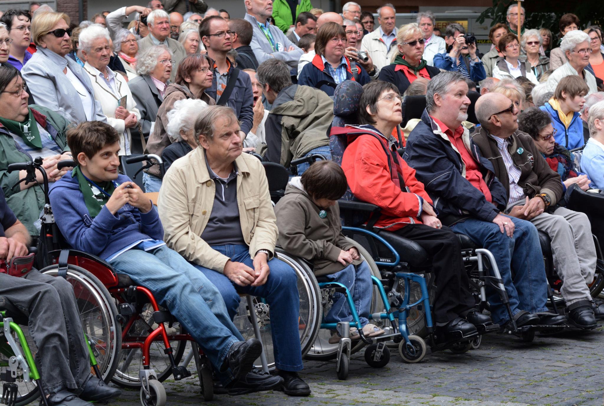 Während der Pilgermessen auf dem Katschhof zur Heiligtumsfahrt 2014 waren die Plätze in den vordersten Reihen Menschen mit Rollstühlen vorbehalten.