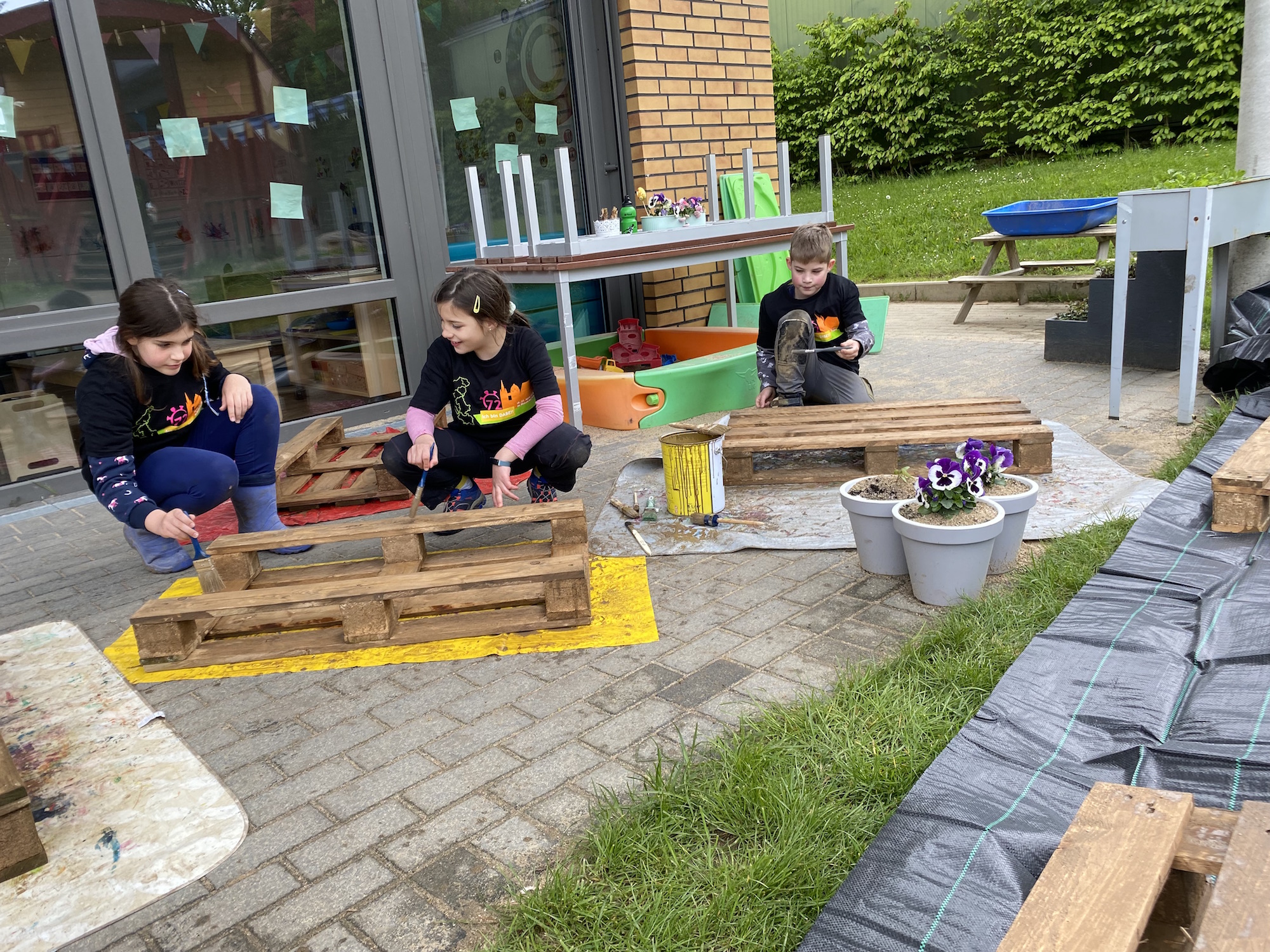 Aus diesen Paletten sind Hochbeete für die Kindergartenkinder  geworden.