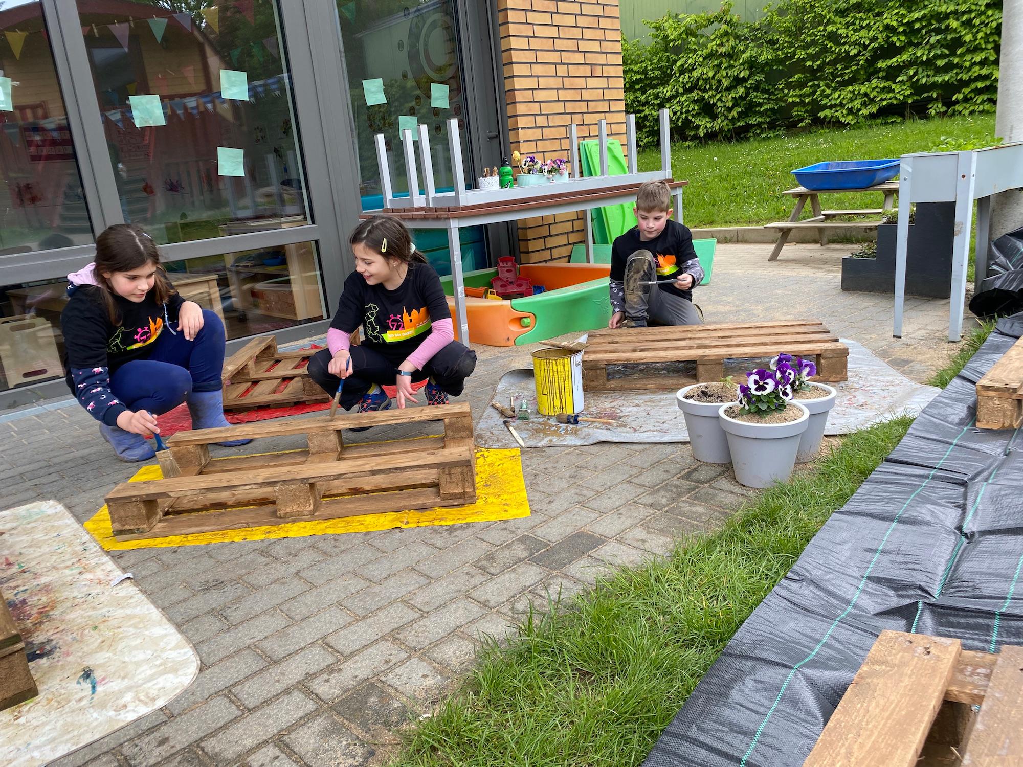 Aus diesen Paletten sind Hochbeete für die Kindergartenkinder  geworden.