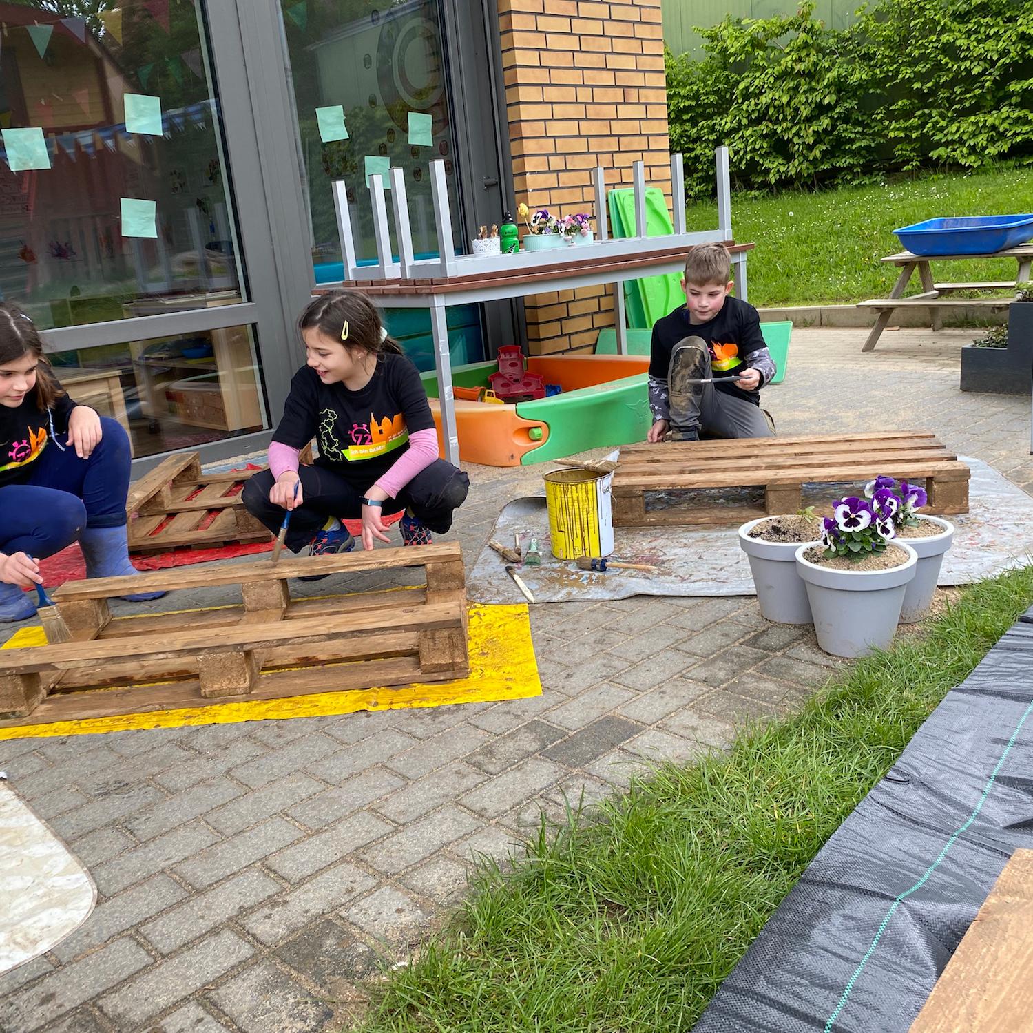 Aus diesen Paletten sind Hochbeete für die Kindergartenkinder  geworden.