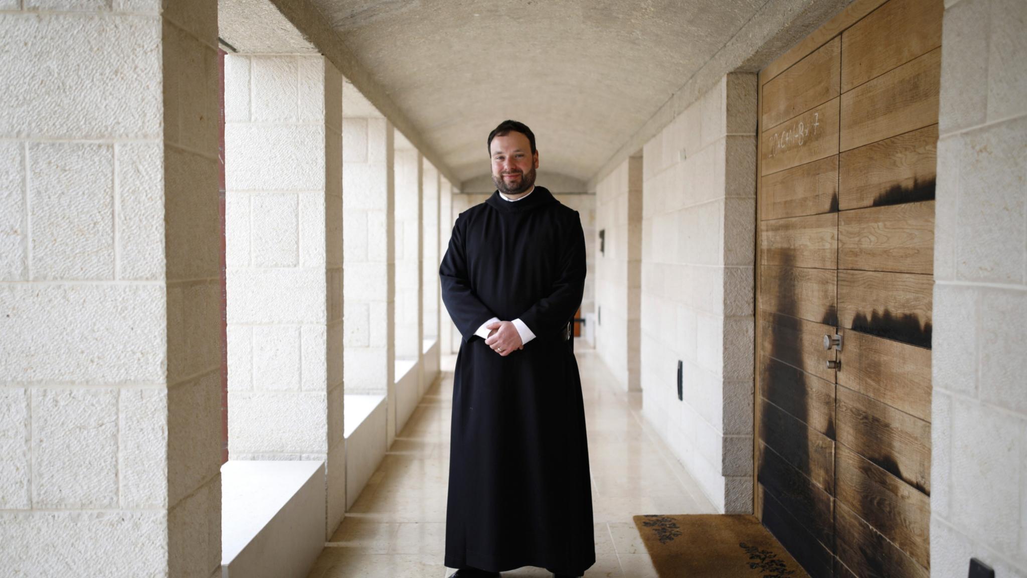 Abt Nikodemus Schnabel OSB, hier als damaliger Prior-Administrator von Tabgha im Jahr 2017 fotografiert. Die Spuren eines Brandanschlags von 2015 sind noch zu erkennen.