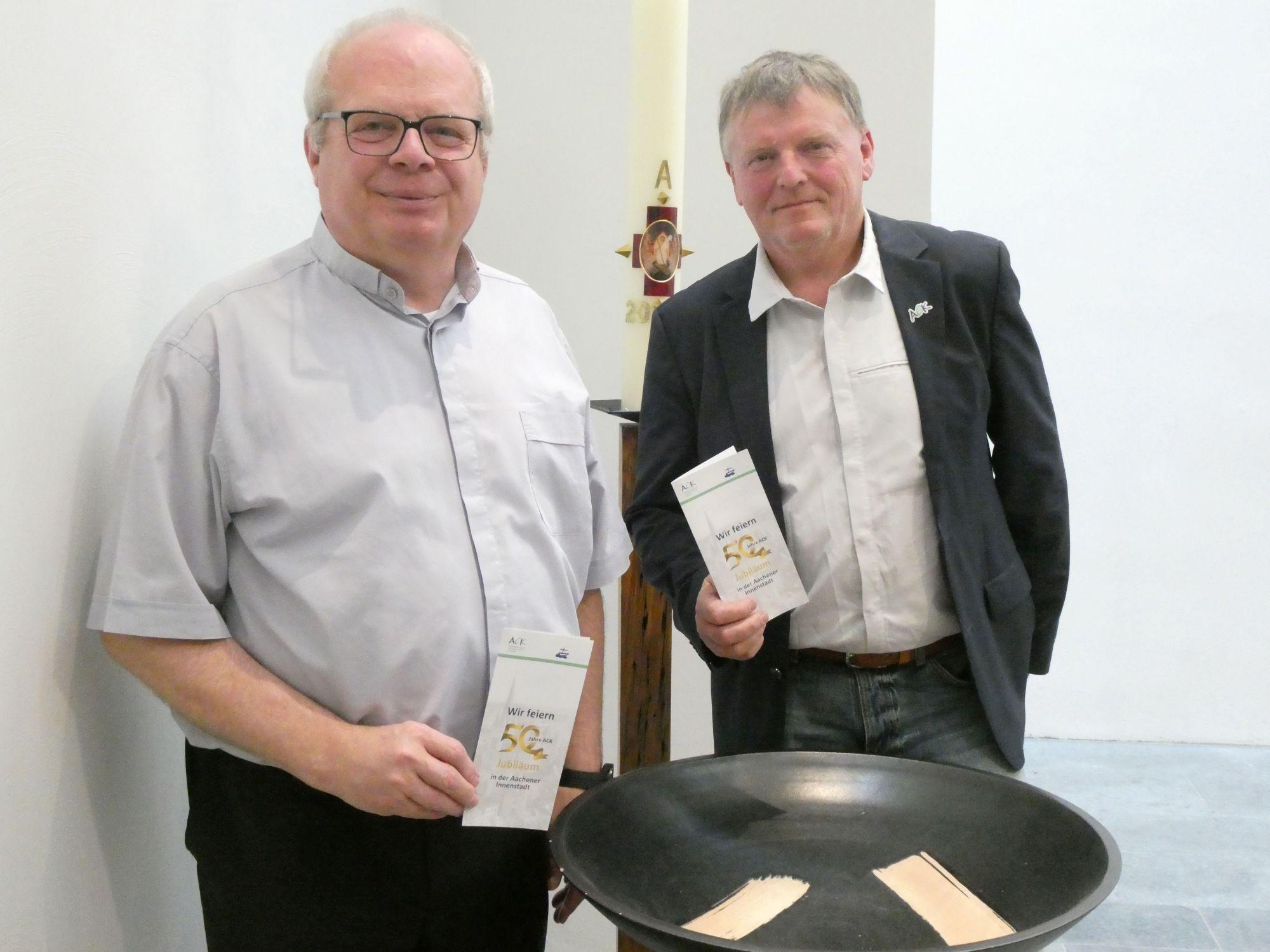 Auf die nächsten fünf Jahrzehnte: Pfarrer Andreas Mauritz und Presbyter Heiner Schroth (v.l.).