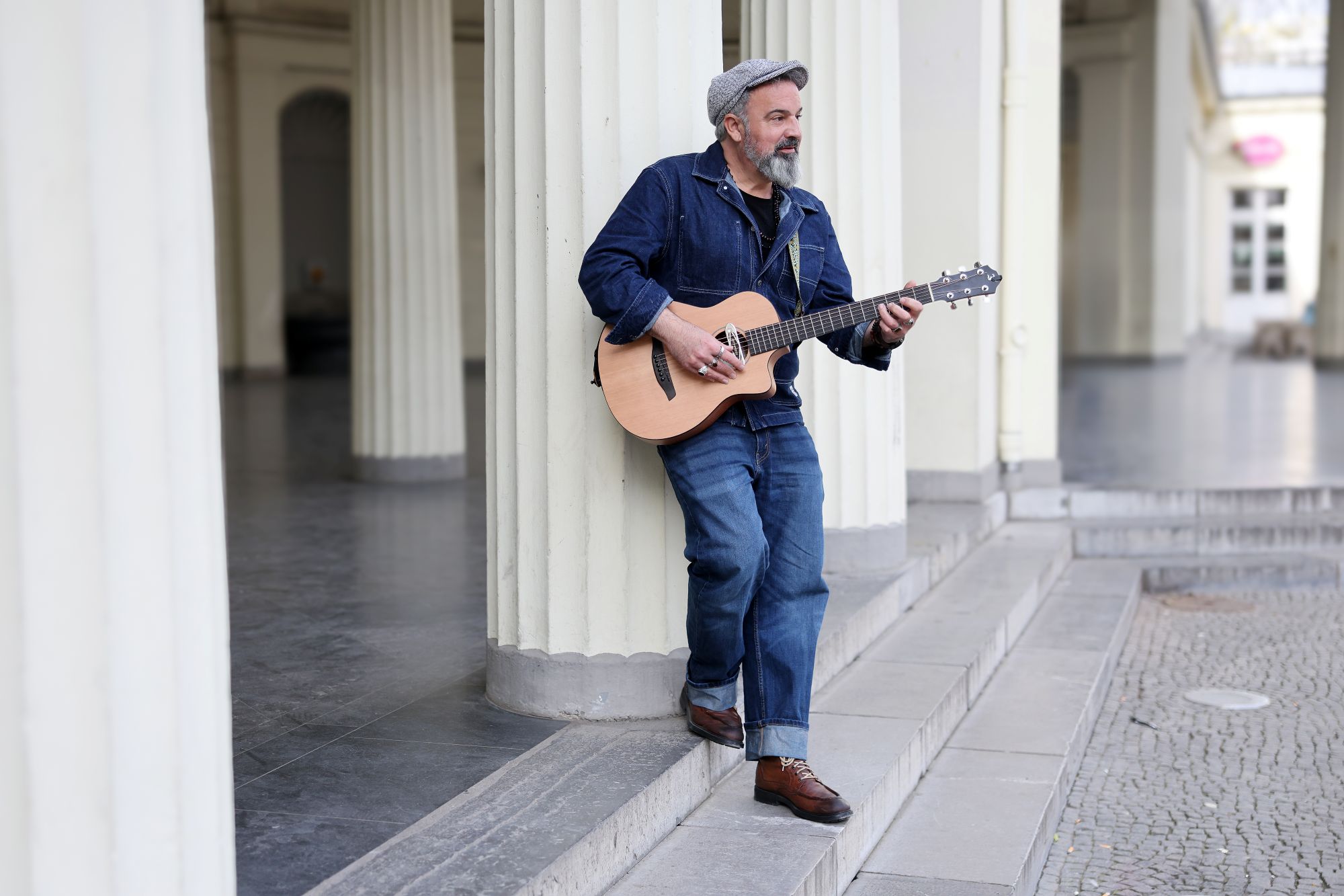 Mit der Gitarre gegen Ungerechtigkeit und für Verständigung: Der Musiker und Poet Sasan Azodi.