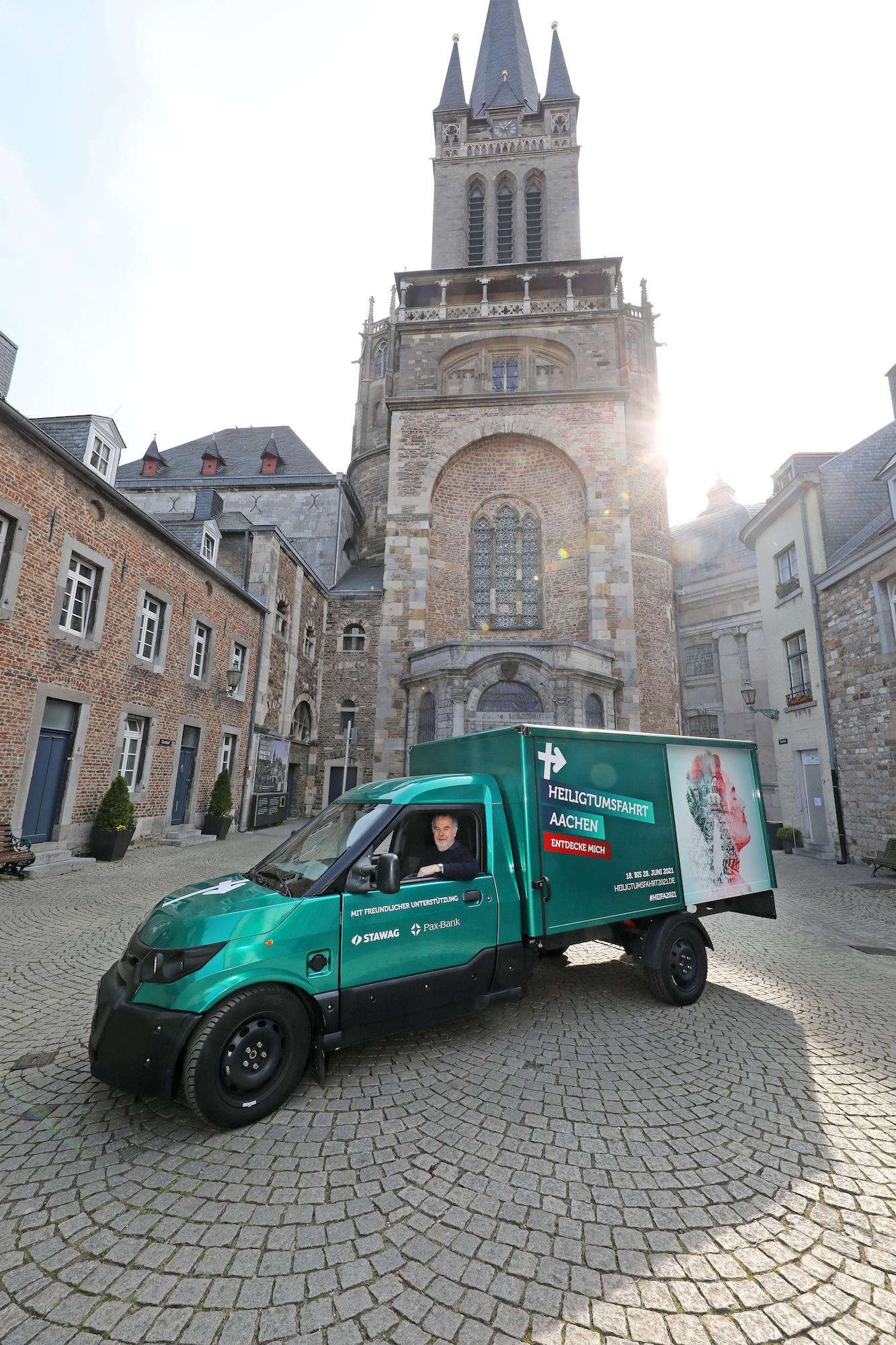 Nachhaltigkeit ist auch in Sachen Mobilität für das Bistum Thema: Das Entdecker-Mobil fährt als E-Fahrzeug auf Basis eines Streetscooters. Im Vorfeld der Heiligtumsfahrt ist es mit Dompropst Rolf-Peter Cremer werbewirksam unterwegs gewesen.