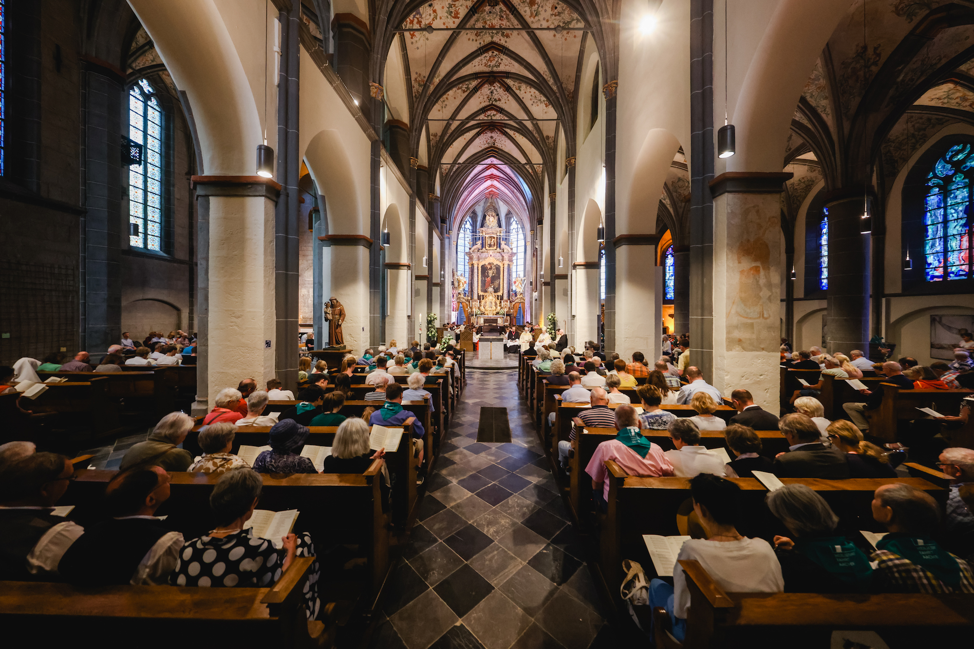 BIs zuletzt wurde in der Propsteikirche gearbeitet, um die Eröffnung der Heiligtumsfahrt feiern zu können.