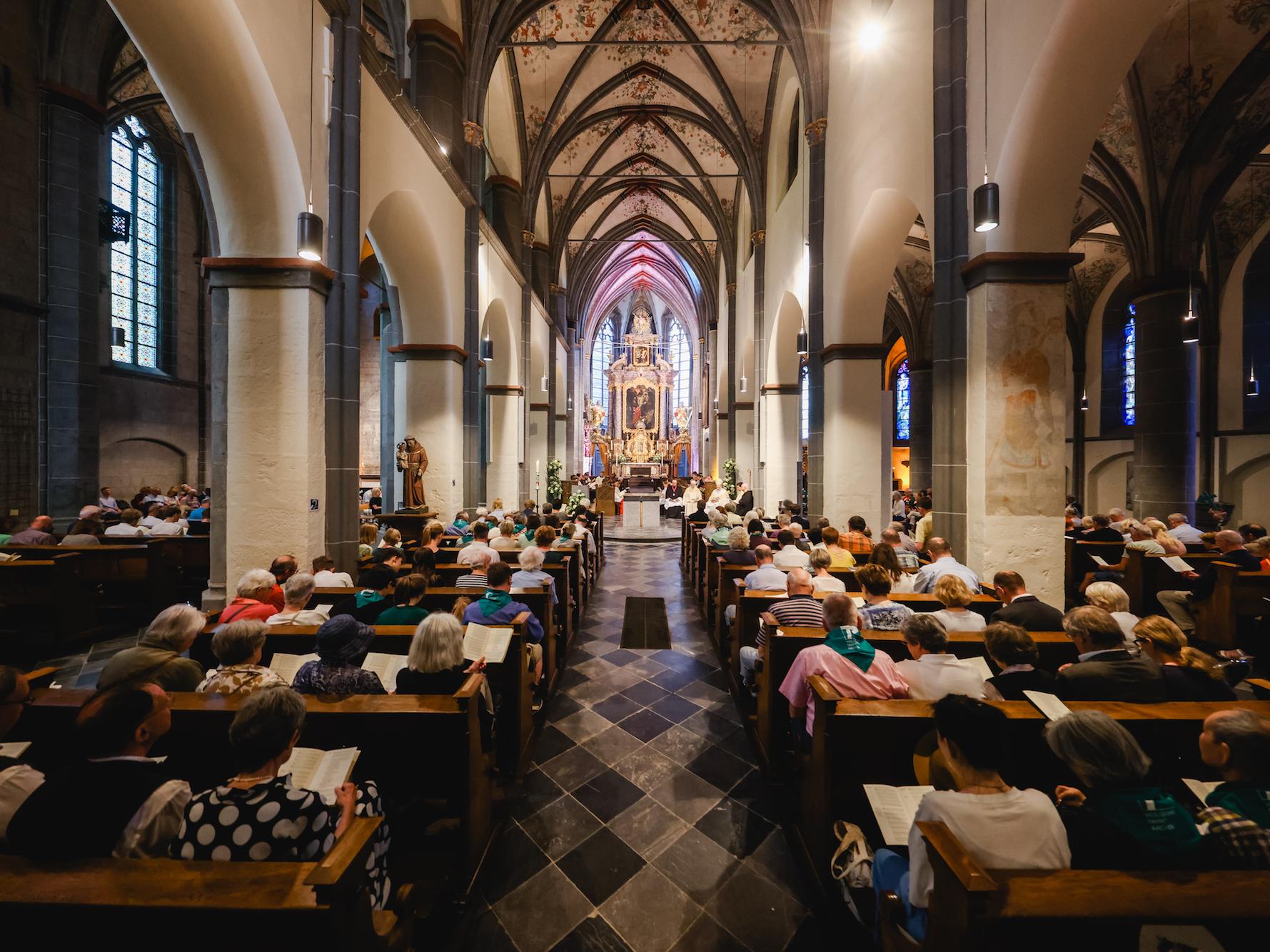 BIs zuletzt wurde in der Propsteikirche gearbeitet, um die Eröffnung der Heiligtumsfahrt feiern zu können.