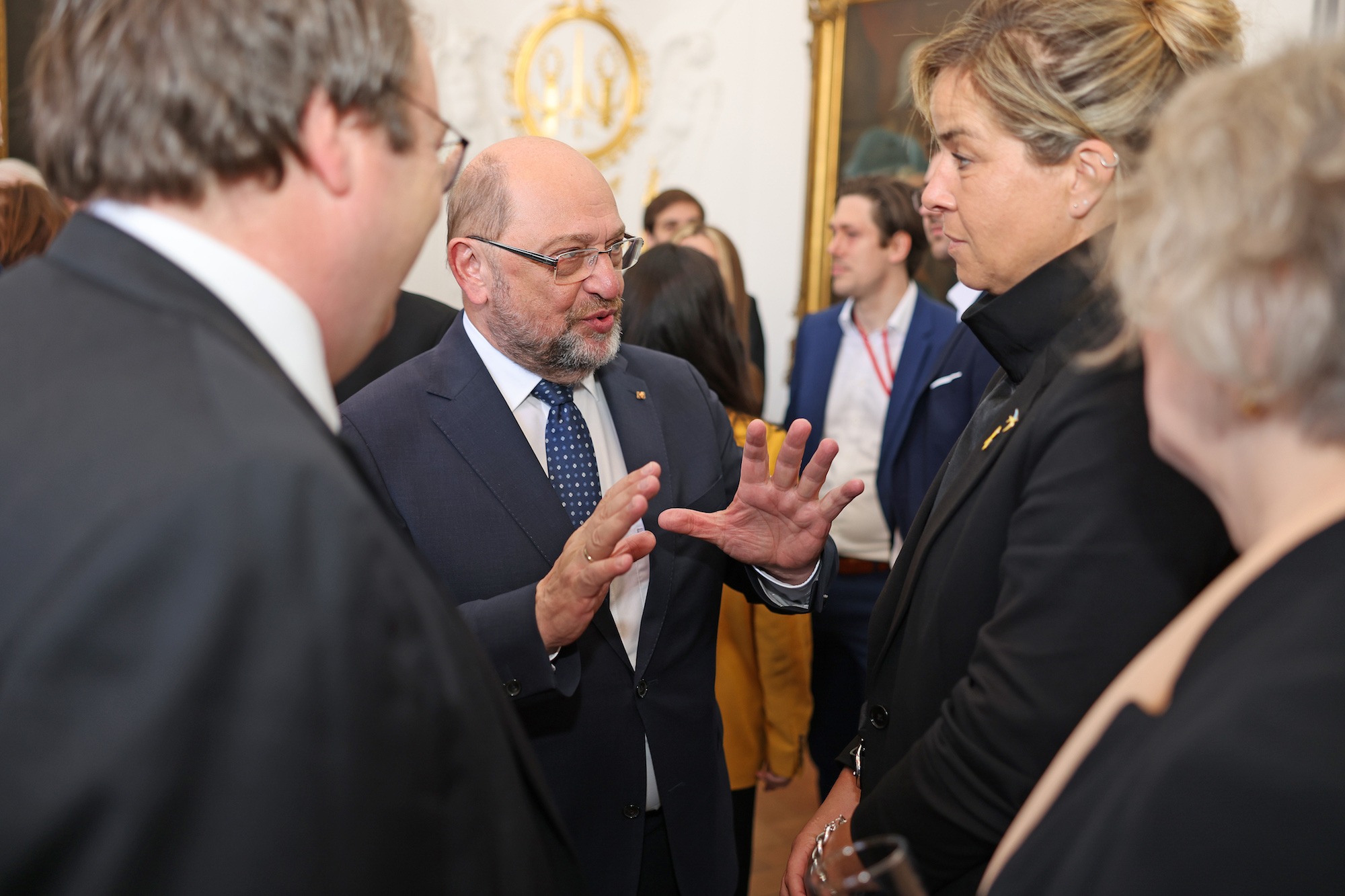 Ein Mann klarer Worte: Für Martin Schulz (hier bei der Verleihung des Karlspreises 2024 an Pinchas Goldschmidt) sind die europäischen Ideen aktueller denn je.