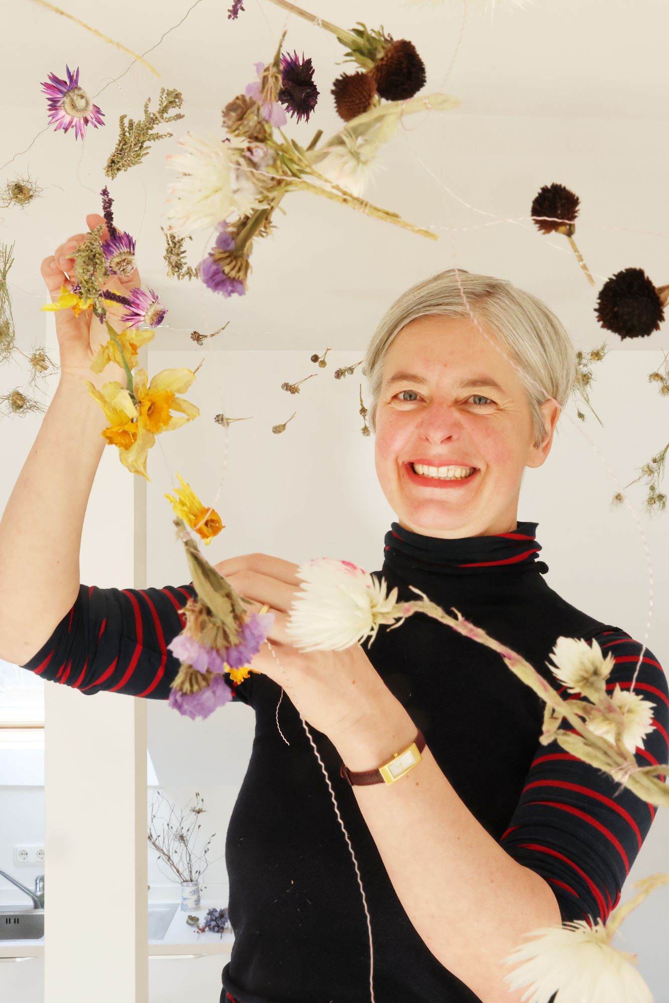 Umgeben von schwebenden Blüten arbeitet Sandra Ganser.