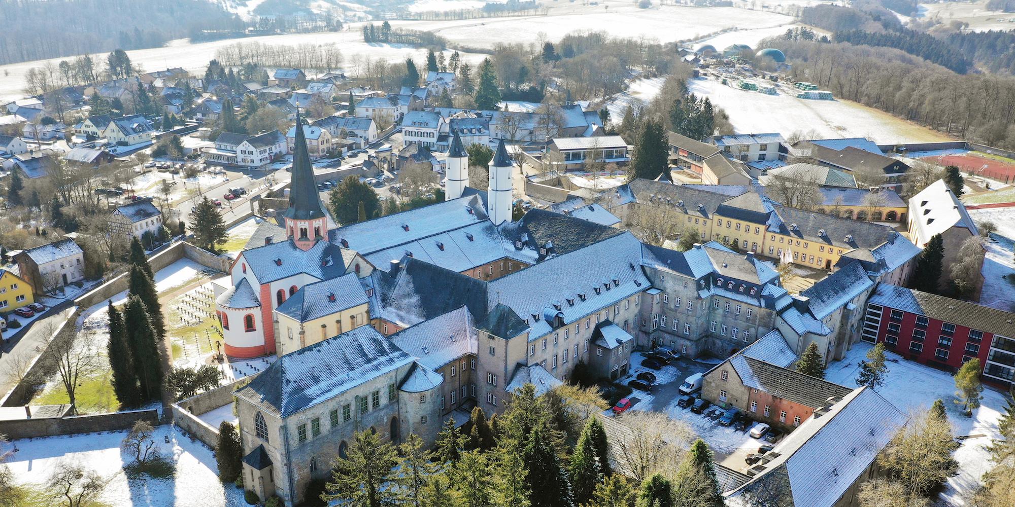 Anfang März kurzzeitig die Heimat der Deutschen Bischöfe: Die ehemalige Prämonstratenserabtei Kloster Steinfeld. Die Basilika aus dem 12. Jahrhundert, in der die Bischöfe ihre Messen feiern, beheimatet unter anderem das Grab des Hl. Hermann-Josef.