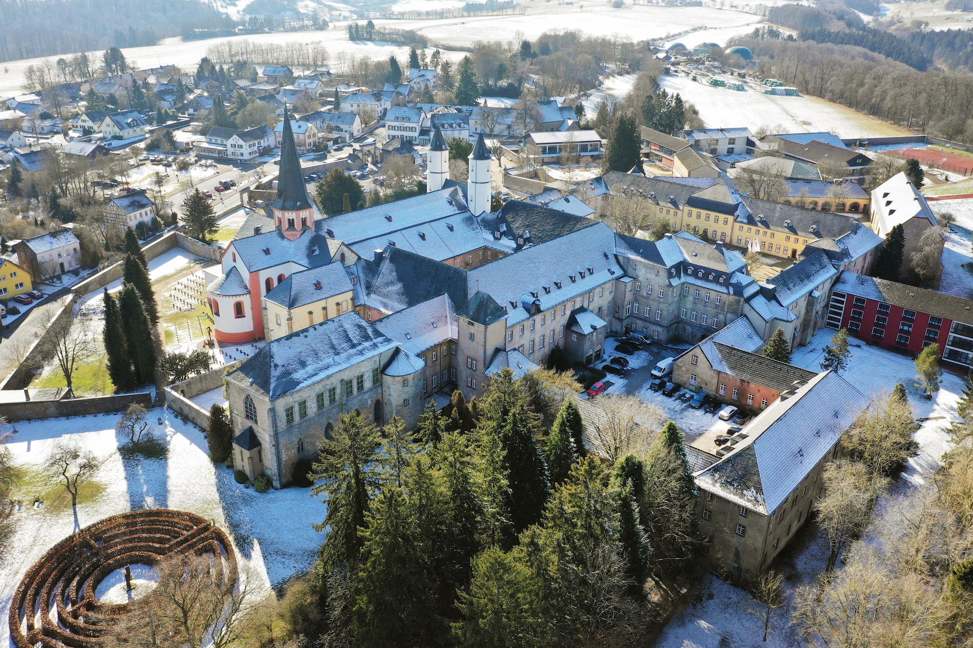 Anfang März kurzzeitig die Heimat der Deutschen Bischöfe: Die ehemalige Prämonstratenserabtei Kloster Steinfeld. Die Basilika aus dem 12. Jahrhundert, in der die Bischöfe ihre Messen feiern, beheimatet unter anderem das Grab des Hl. Hermann-Josef.