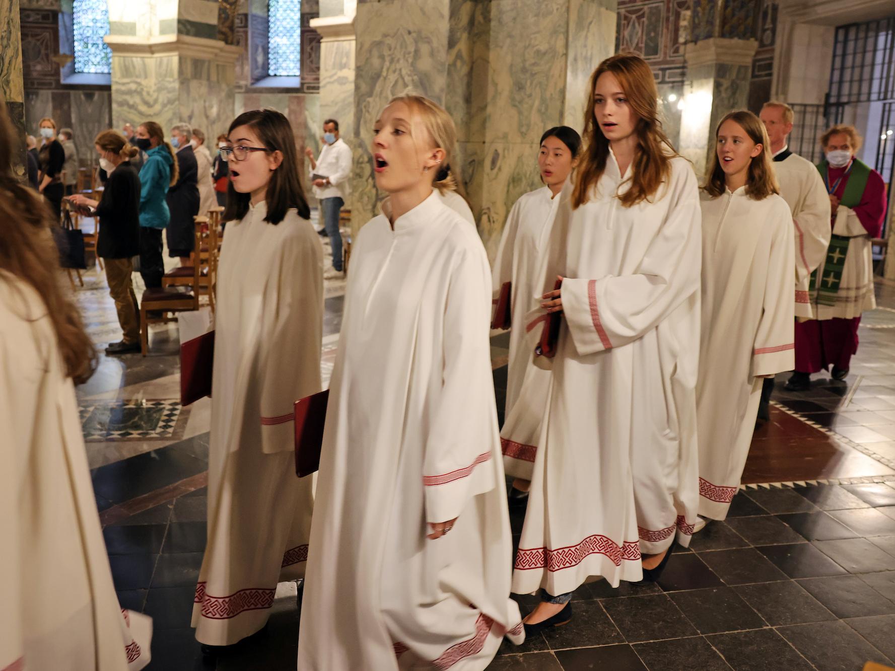 Die Vesper am letzten Sonntag im Monat gestaltet der Mädchenchor am Aachener Dom. Singend zieht  er hier in die Bischofskirche ein, gefolgt von Domkantor Marco Fühner und Domkapitular Klaus Esser.