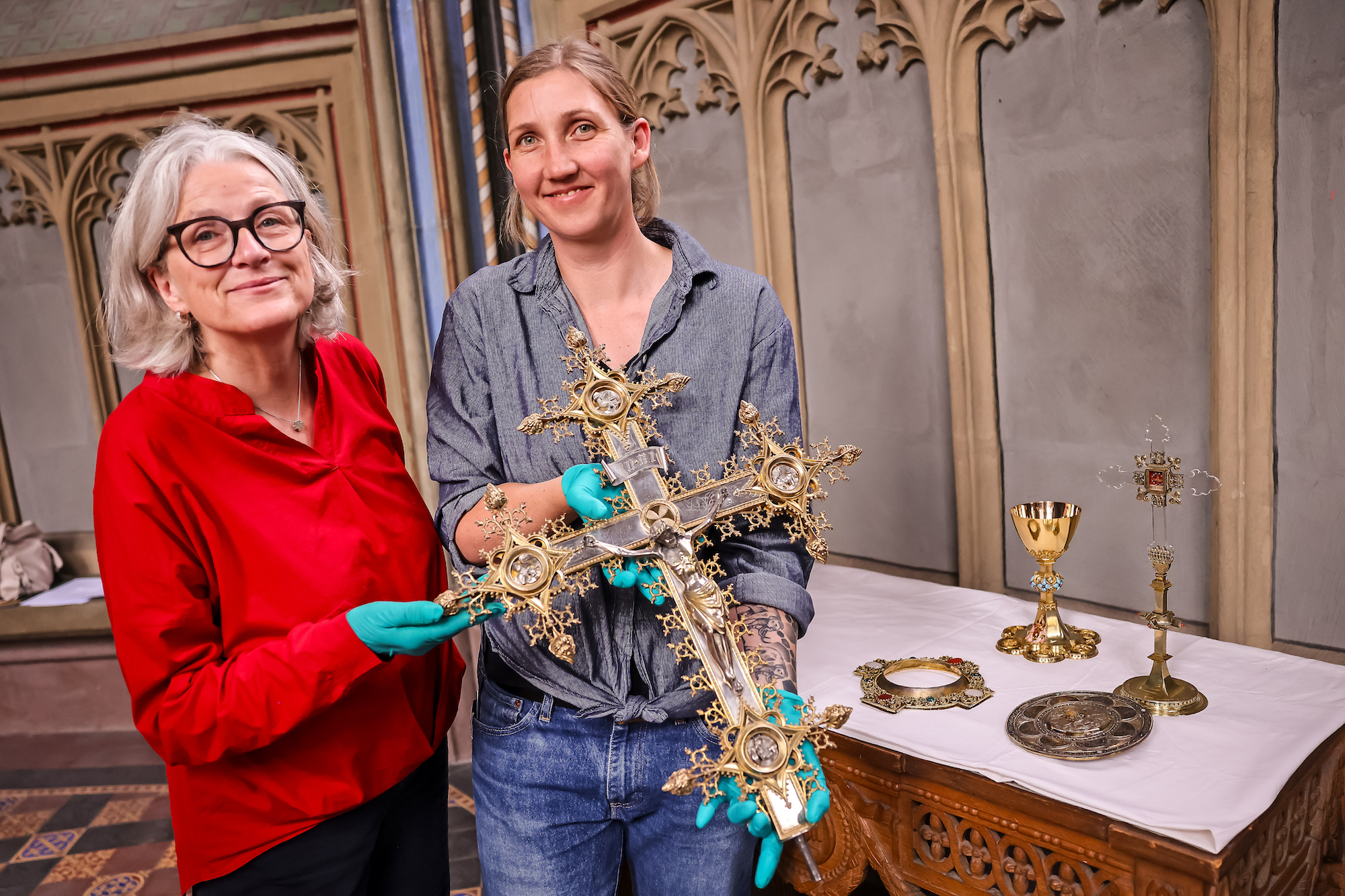 Birgitta Falk und Katrin Heitmann präsentieren anlässlich des 150. Geburtstages der Domschatzkammer bei einer Pressekonferenz einige Stücke aus der Sammlung des Domschatzes.