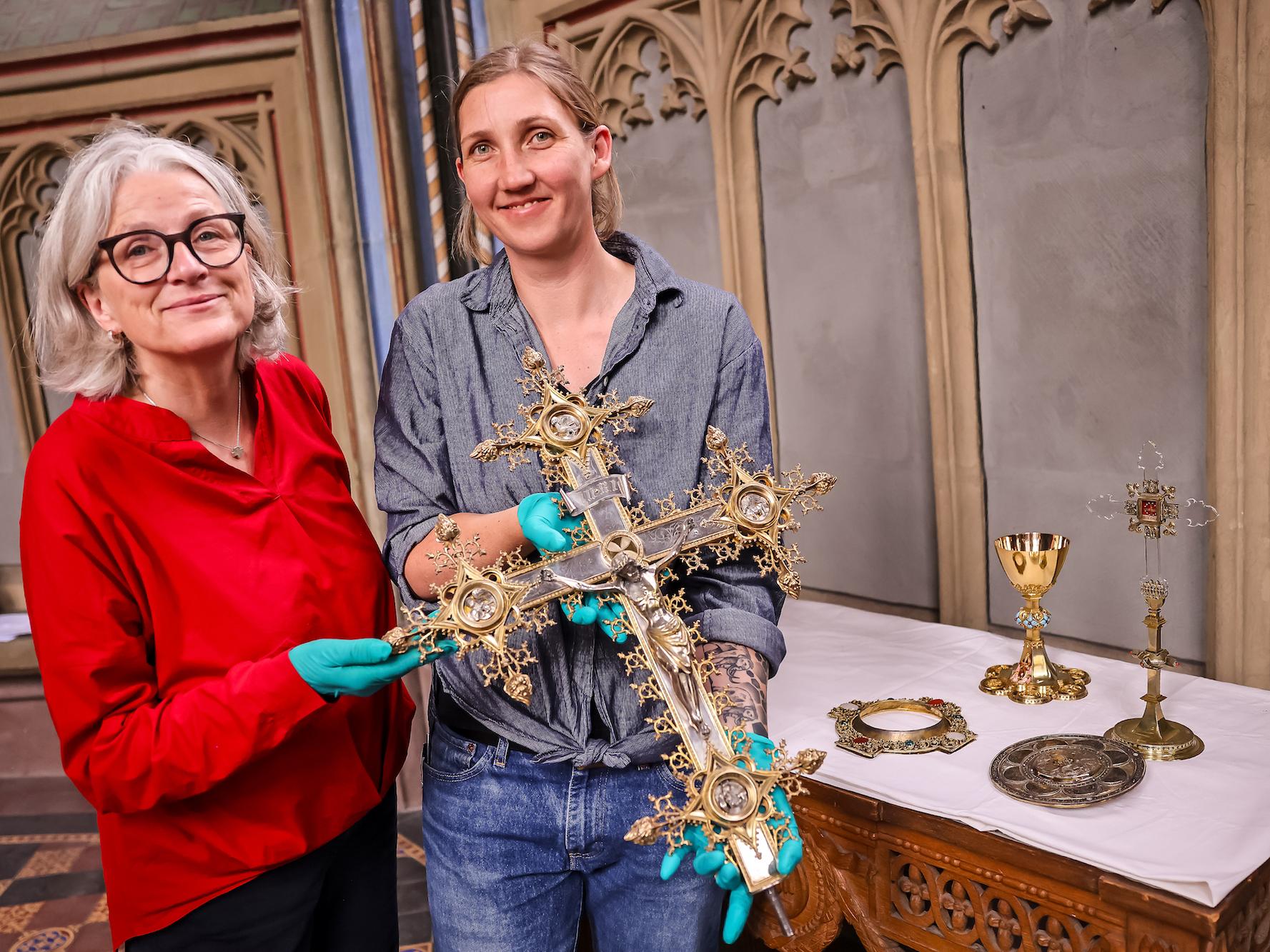 Birgitta Falk und Katrin Heitmann präsentieren anlässlich des 150. Geburtstages der Domschatzkammer bei einer Pressekonferenz einige Stücke aus der Sammlung des Domschatzes.