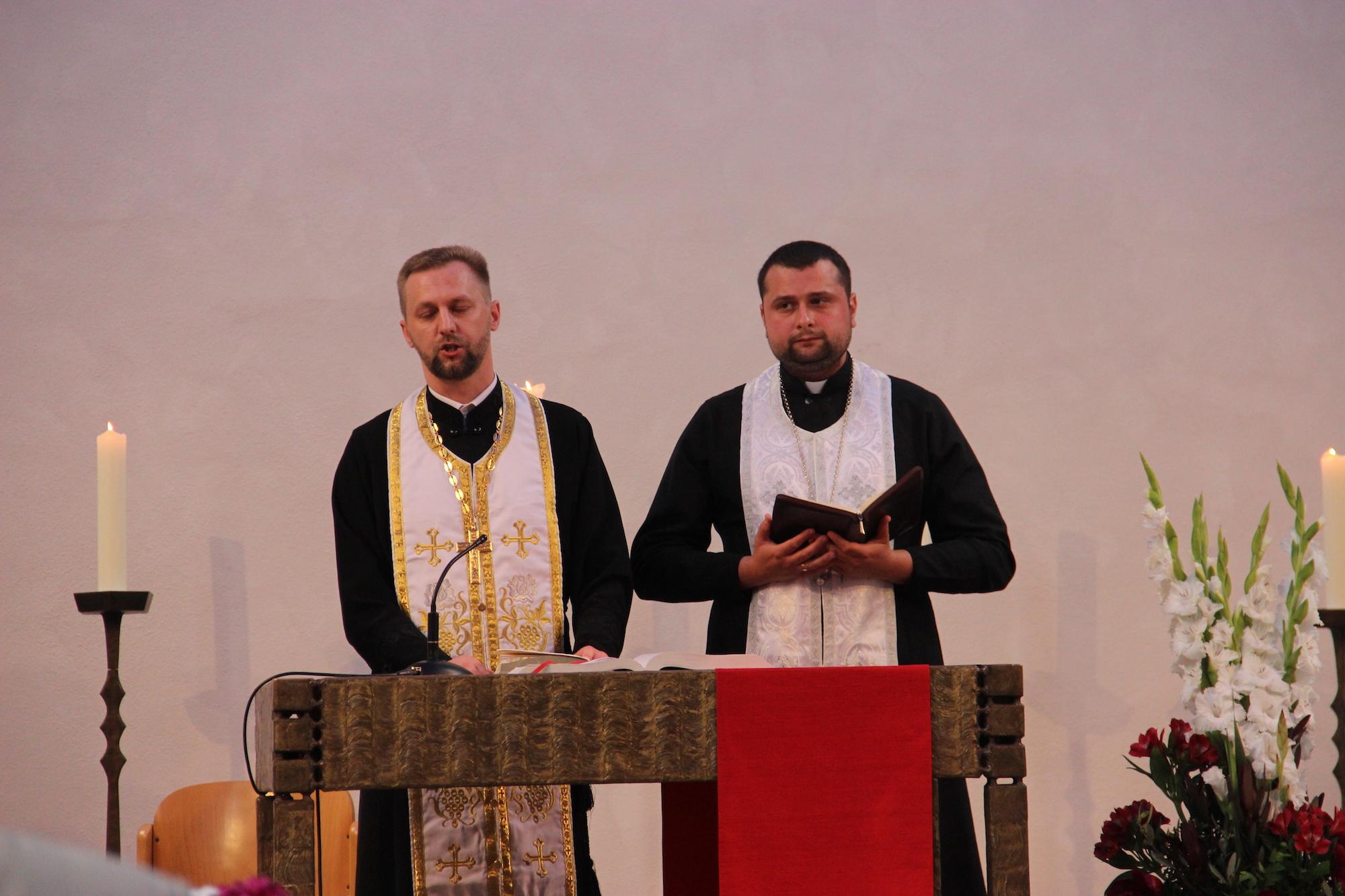 Volodymyr Soroka (l.), und Andrii Oliinyk standen erstmals zusammen am Altar.