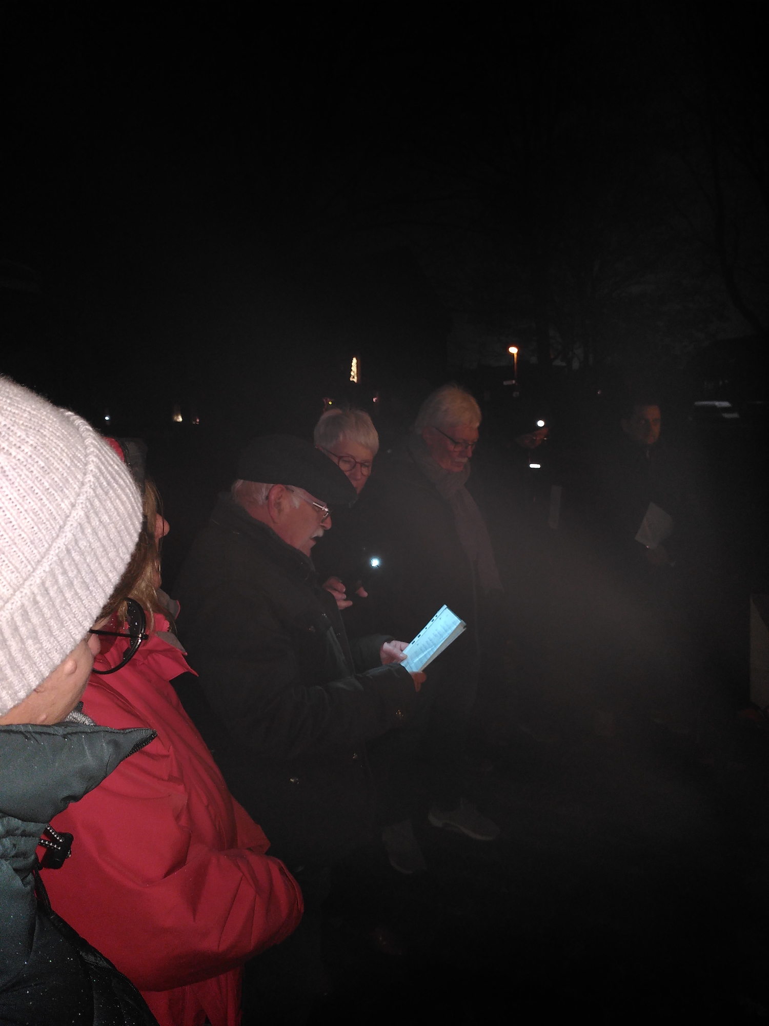 Küster Hans Peter Bogart trägt den Impuls vor.