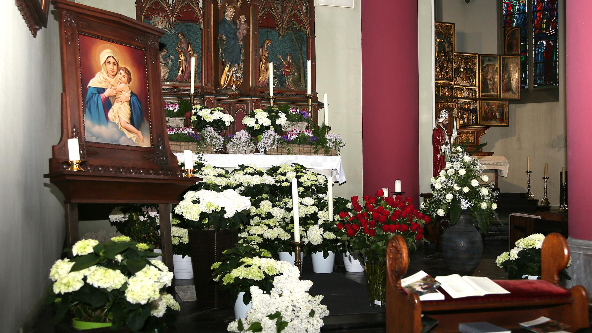Hunderte Blumen schmücken den Marienaltar in Rödingen.