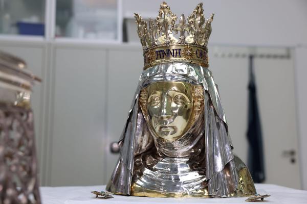 Die Art und Weise, wie das Anna-Haupt nach Düren kam, sorgte für Streit. Ein Steinmetz aus Kornelimünster nahm die Reliquie Ende 1500 in der Kirche St. Stephan zu Mainz an sich. Als die Mainzer nach einiger Suche der Reliquie wieder habhaft wurden, verhinderte die Dürener Bevölkerung den Abtransport. 1506 entschied Papst Julius II. per Bulle den Streit zwischen den beiden Städten zugunsten der Dürener.
