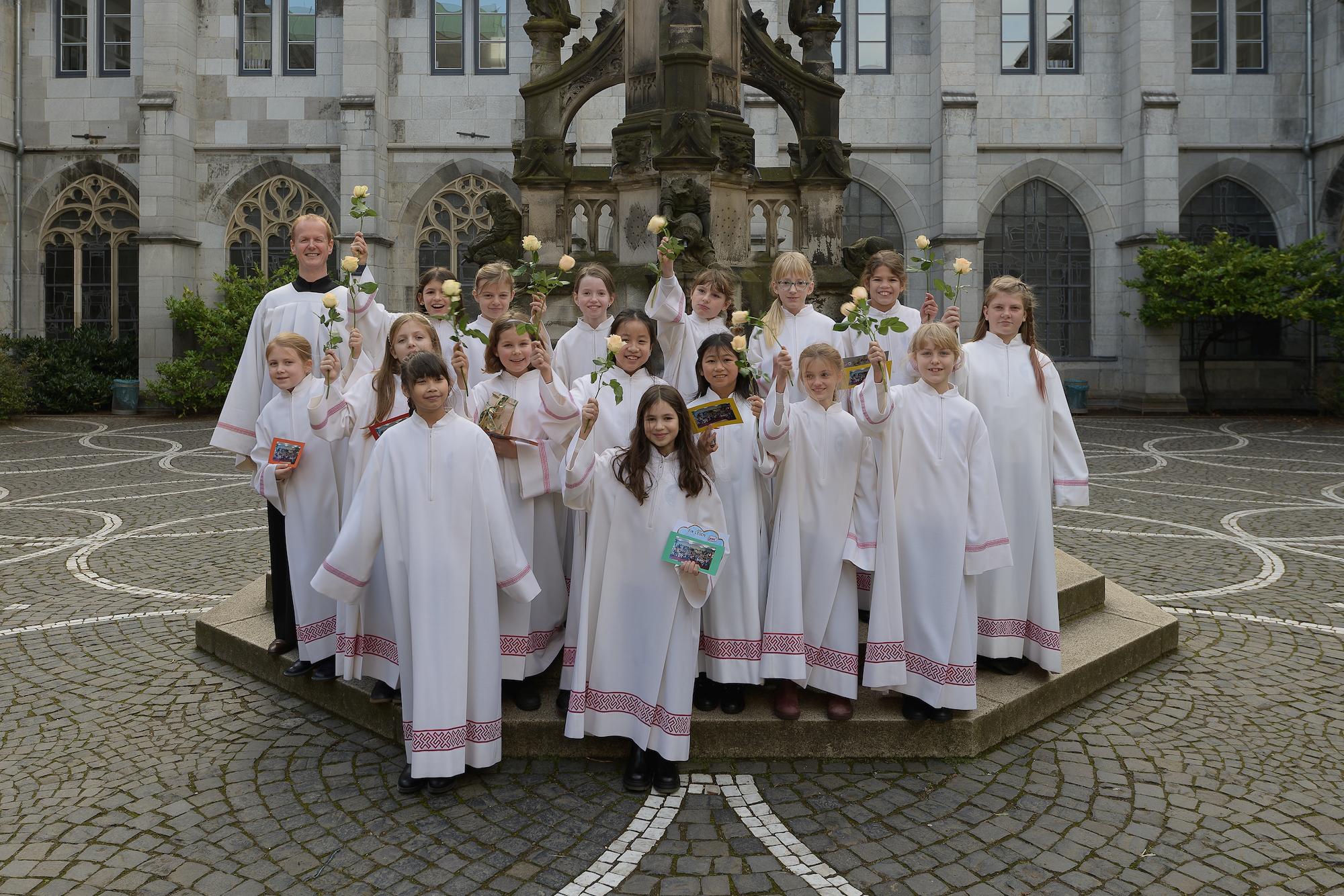 Die jüngsten Neuzugänge: Yeva (ganz rechts) und mehr als ein Dutzend andere Sängerinnen am Tag ihrer offiziellen Aufnahme in den Mädchenchor am Aachener Dom.