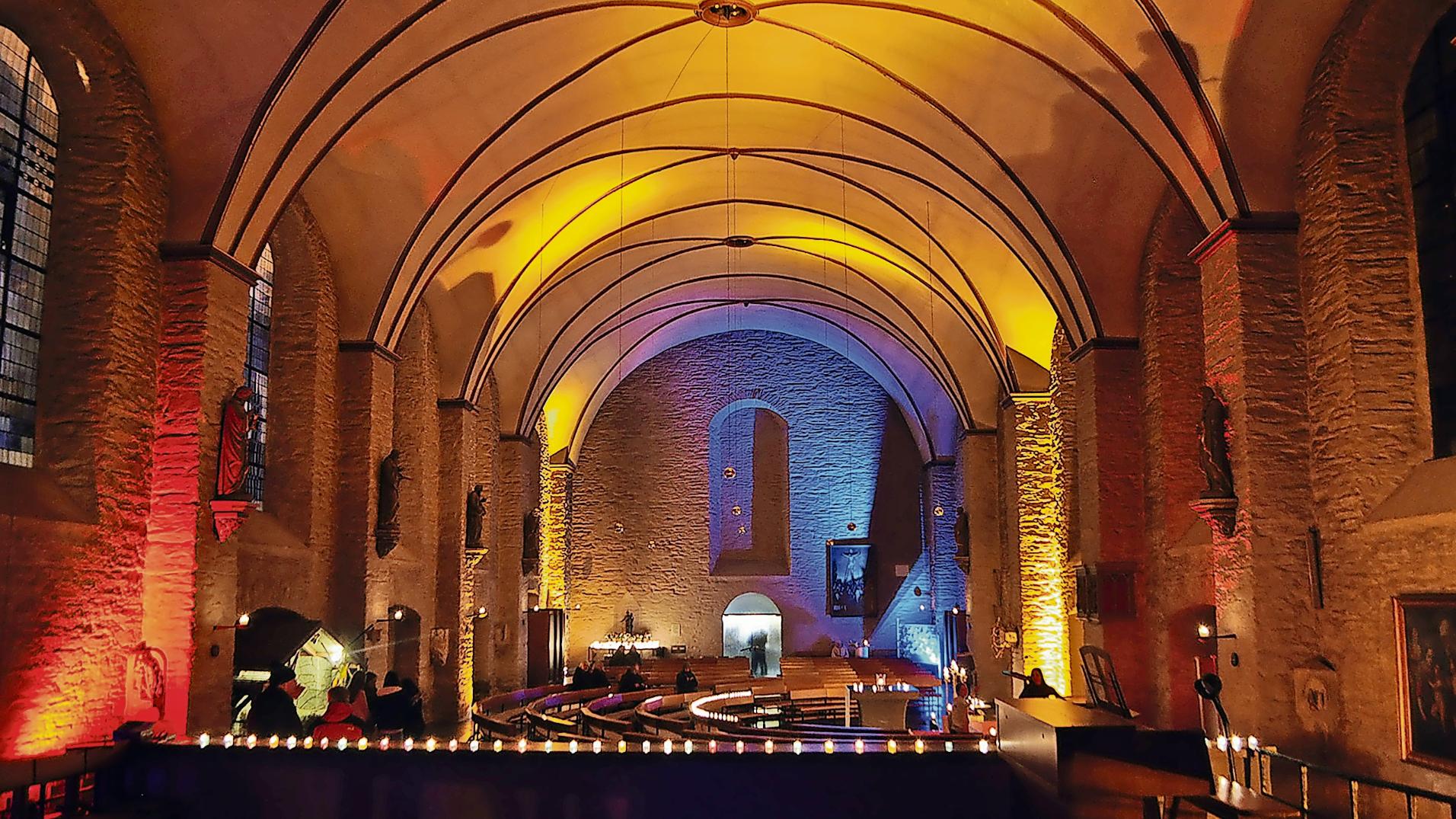 In stimmungsvolles Licht setzen die Organisatoren die Au-Kirche und erzeugen so eine besondere Stimmung
