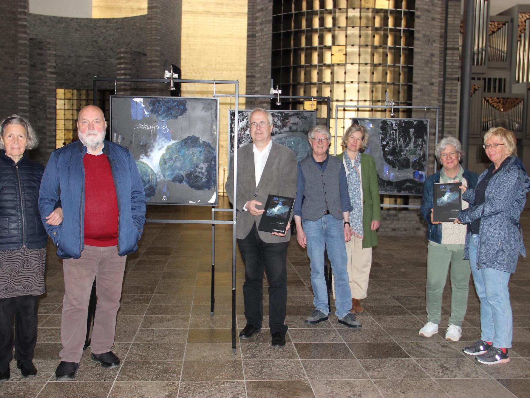 Marliese und Uwe Appold (links) und die Veranstalter der Ausstellung: Pfarrer Hans Russmann, Andreas Wittrahm, Katharina von Gallwitz, Veronika Schönhofer-Nellessen und Claudia Kolletzki.