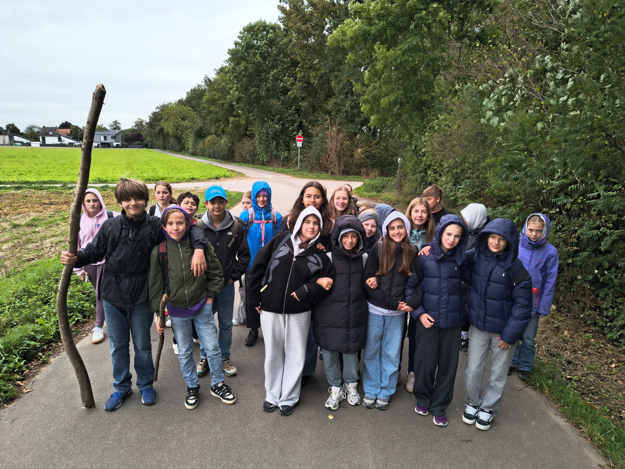 Sie sind sichtlich stolz auf ihre Leistung: In Gruppen haben sich die Mädchen und Jungen beim Solidaritätsmarsch auf den Weg gemacht.