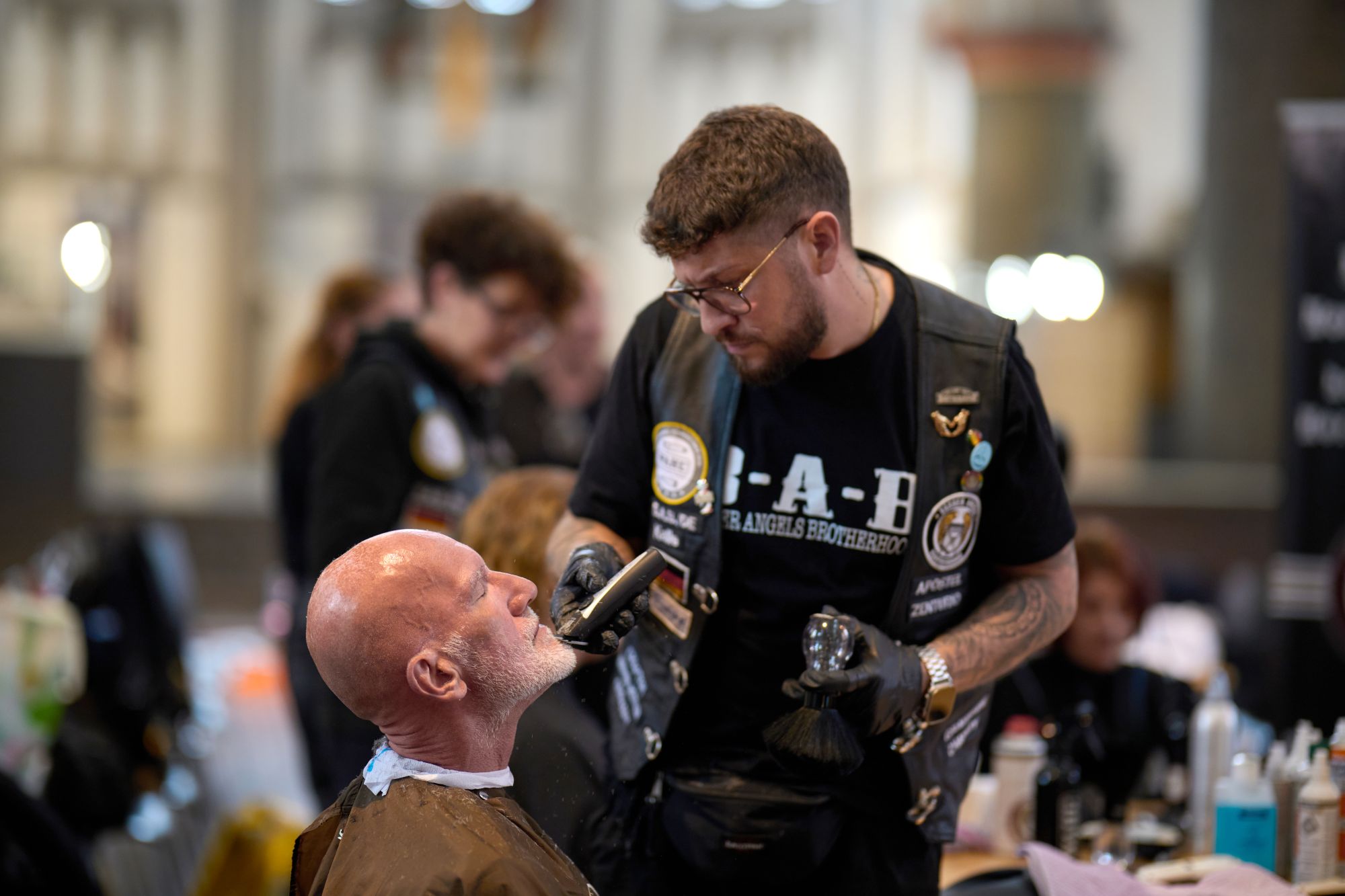 Kevin Cortese organisiert und leitet Einsätze der Barber Angels wie hier in Mönchengladbach.