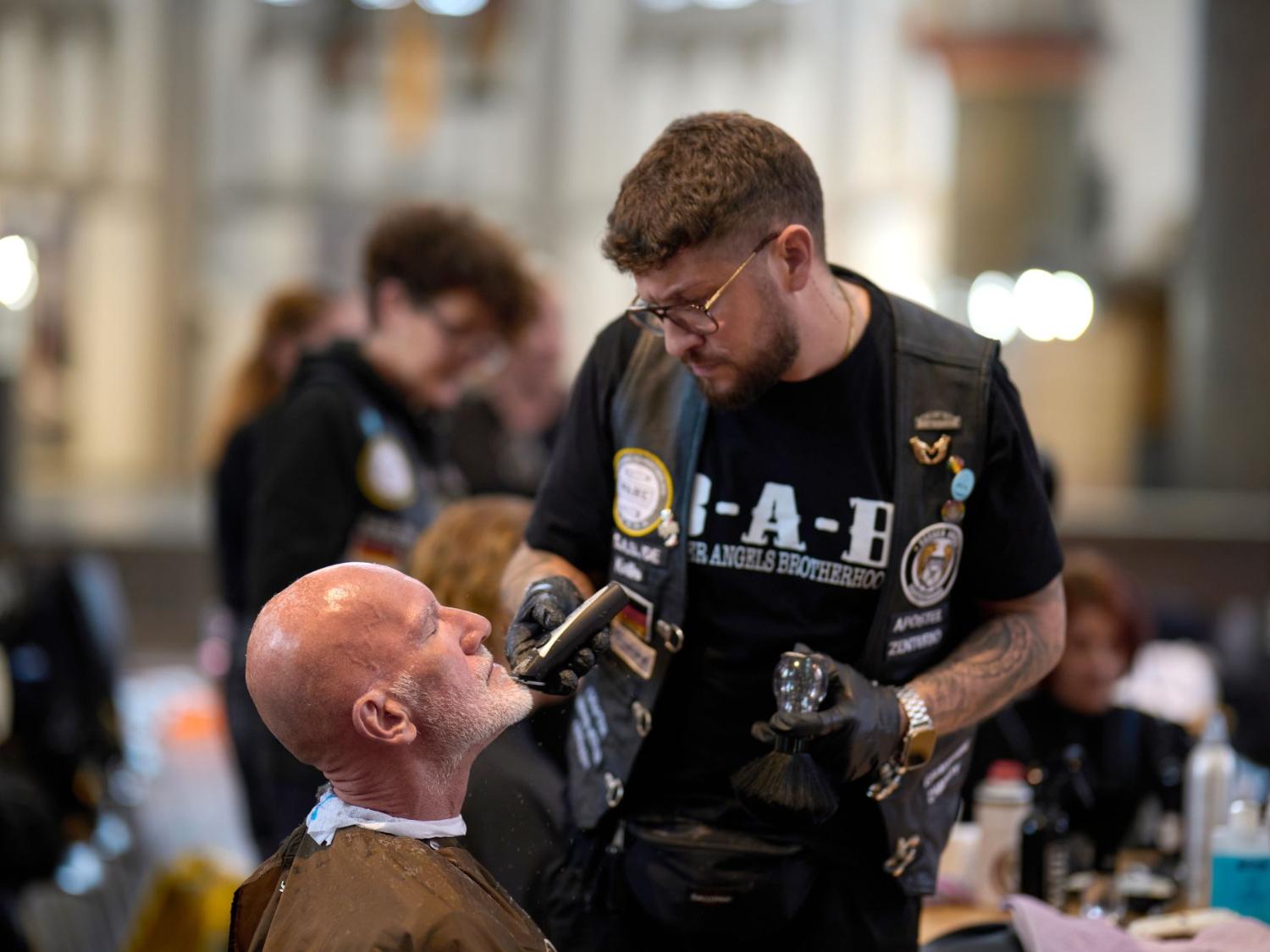 Ein Haarschnitt mit Würde: Barber Angels bringen Menschlichkeit zurück